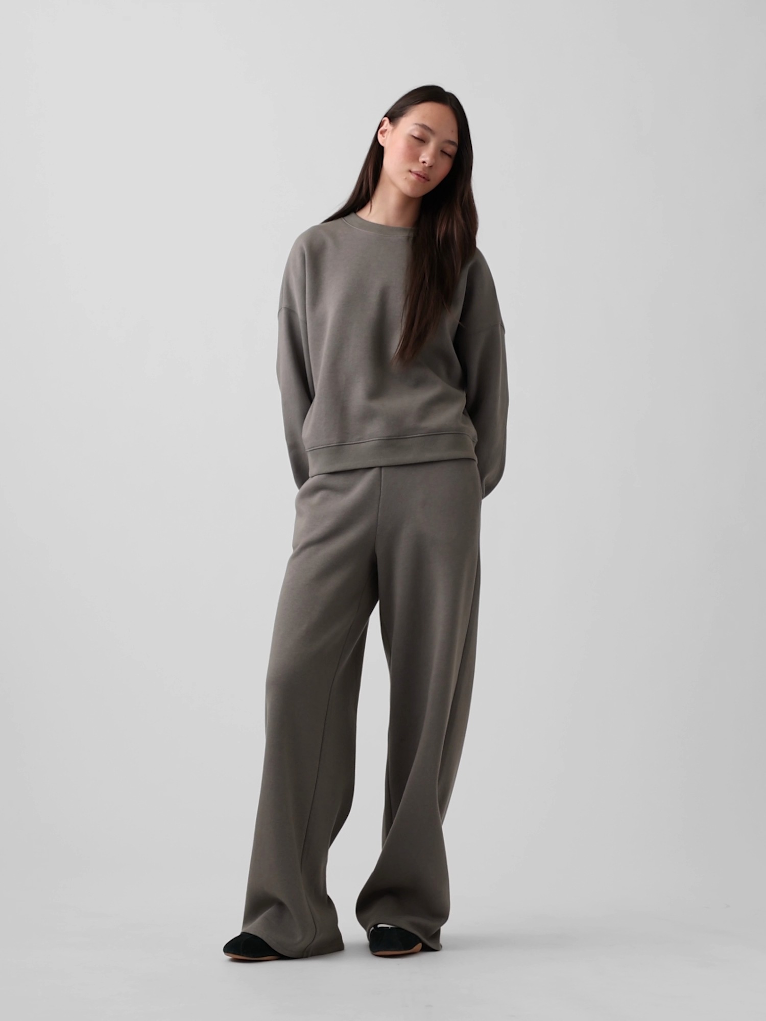Женские толстовки Gap Vintage Soft Wedge Crewneck, цвет: Серый — фото 8
