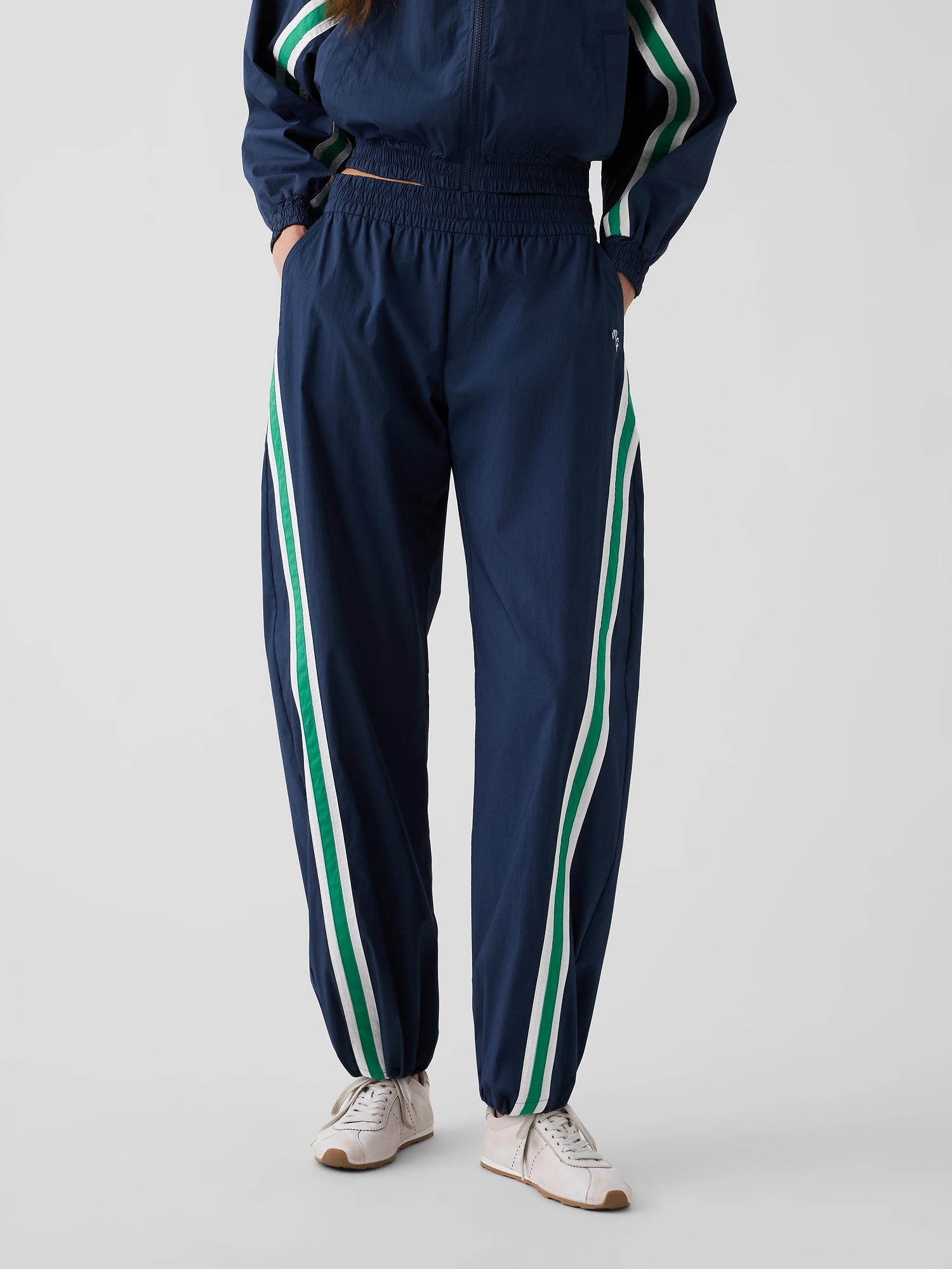 Женские брюки Gap × Malbon Textured Poplin Barrel Track Pants, цвет: Винтажный тёмно-синий — фото 2