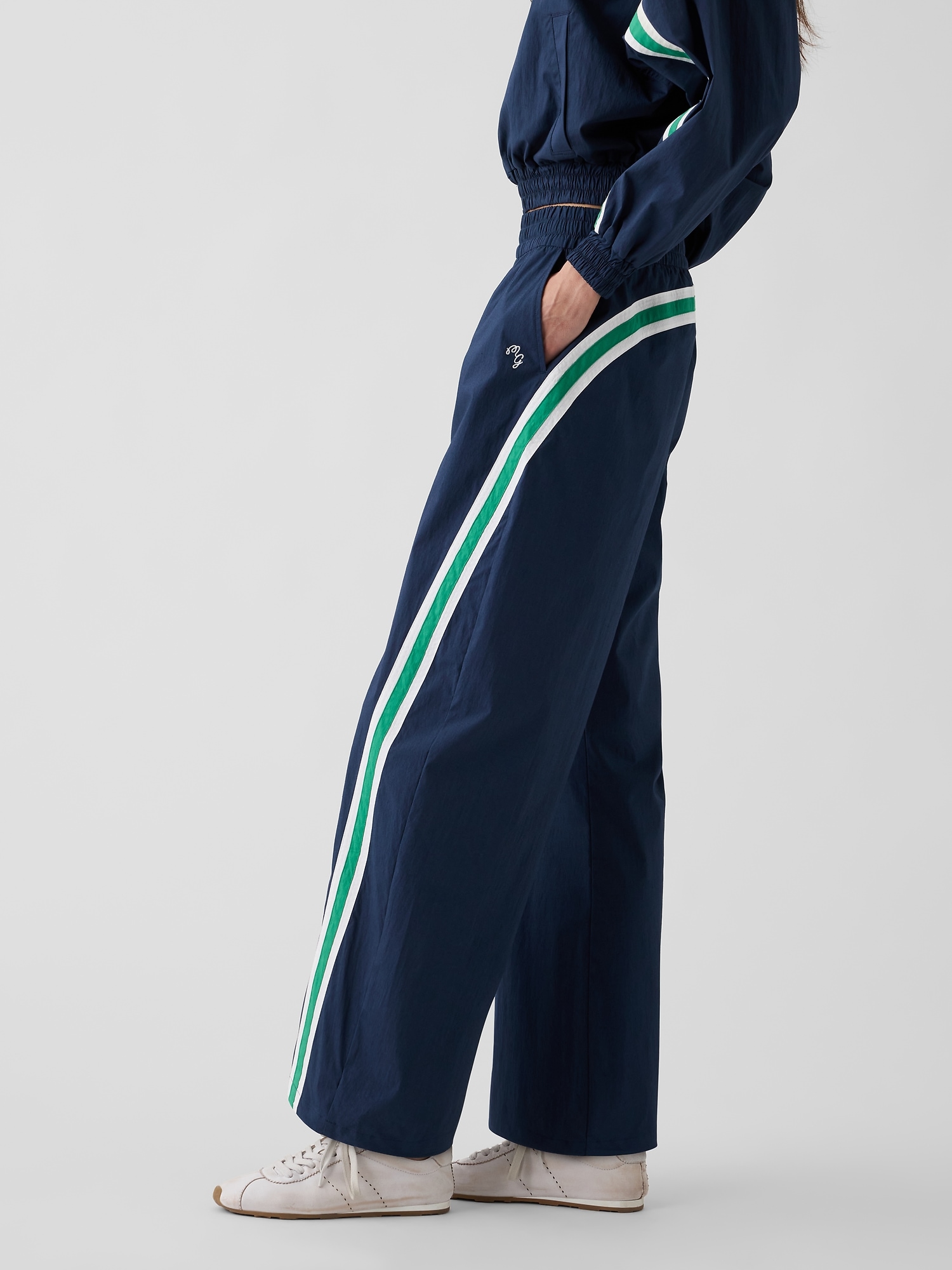 Женские брюки Gap × Malbon Textured Poplin Barrel Track Pants, цвет: Винтажный тёмно-синий — фото 3