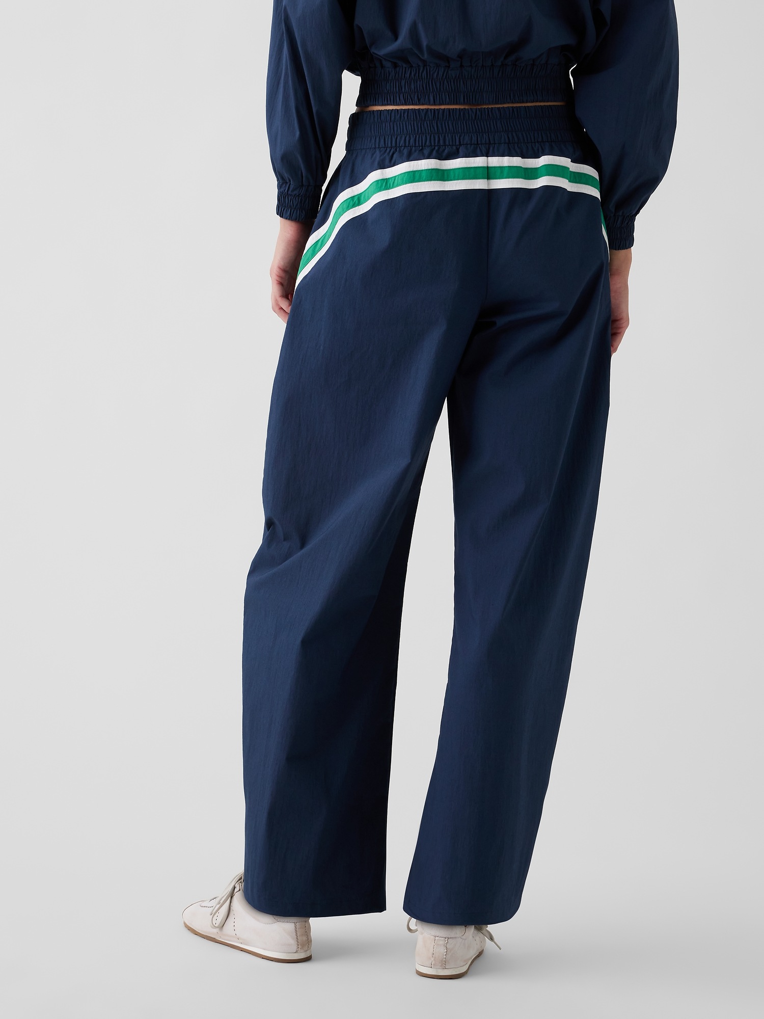 Женские брюки Gap × Malbon Textured Poplin Barrel Track Pants, цвет: Винтажный тёмно-синий — фото 4