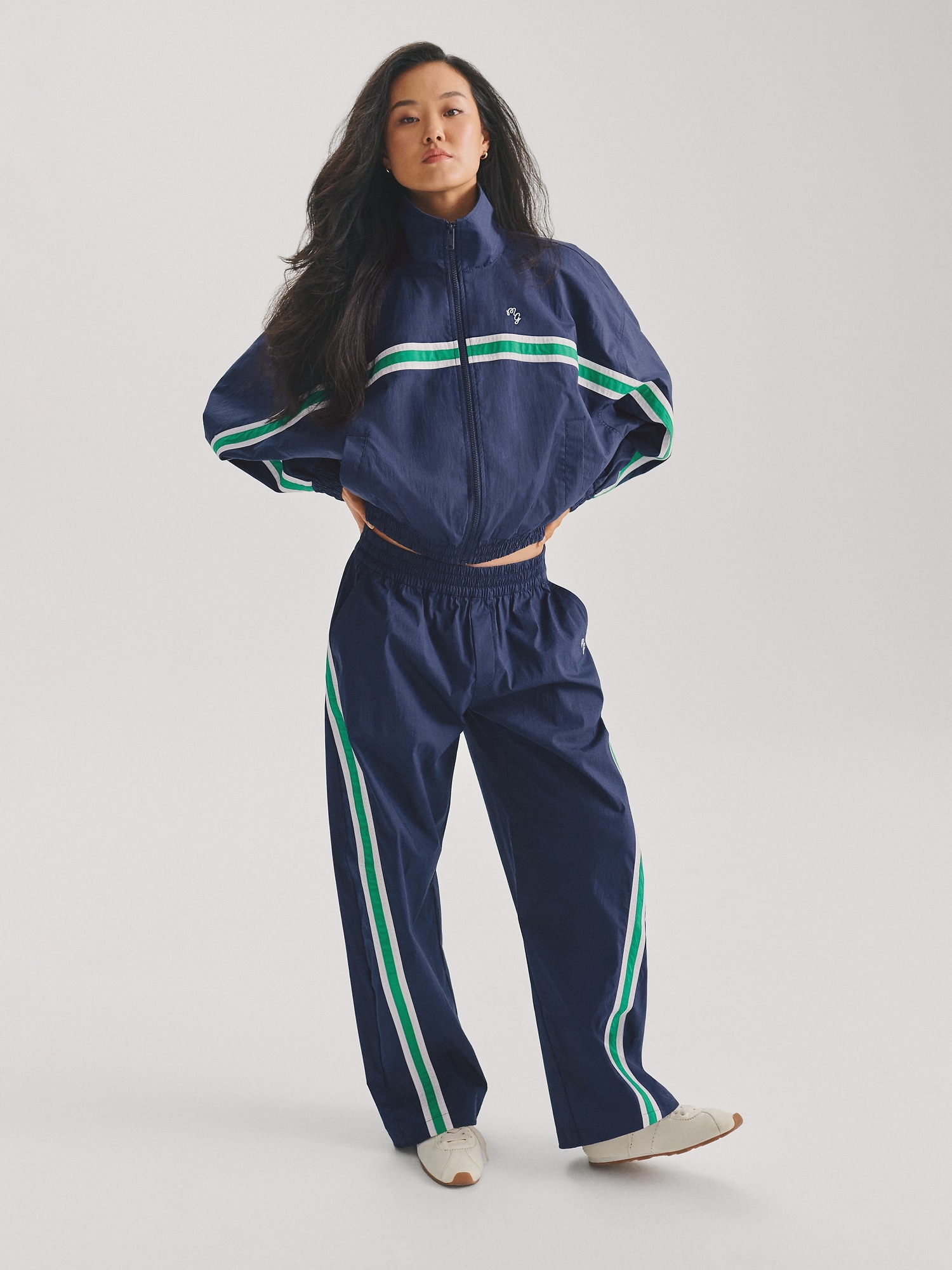 Женские брюки Gap × Malbon Textured Poplin Barrel Track Pants, цвет: Винтажный тёмно-синий — фото 7