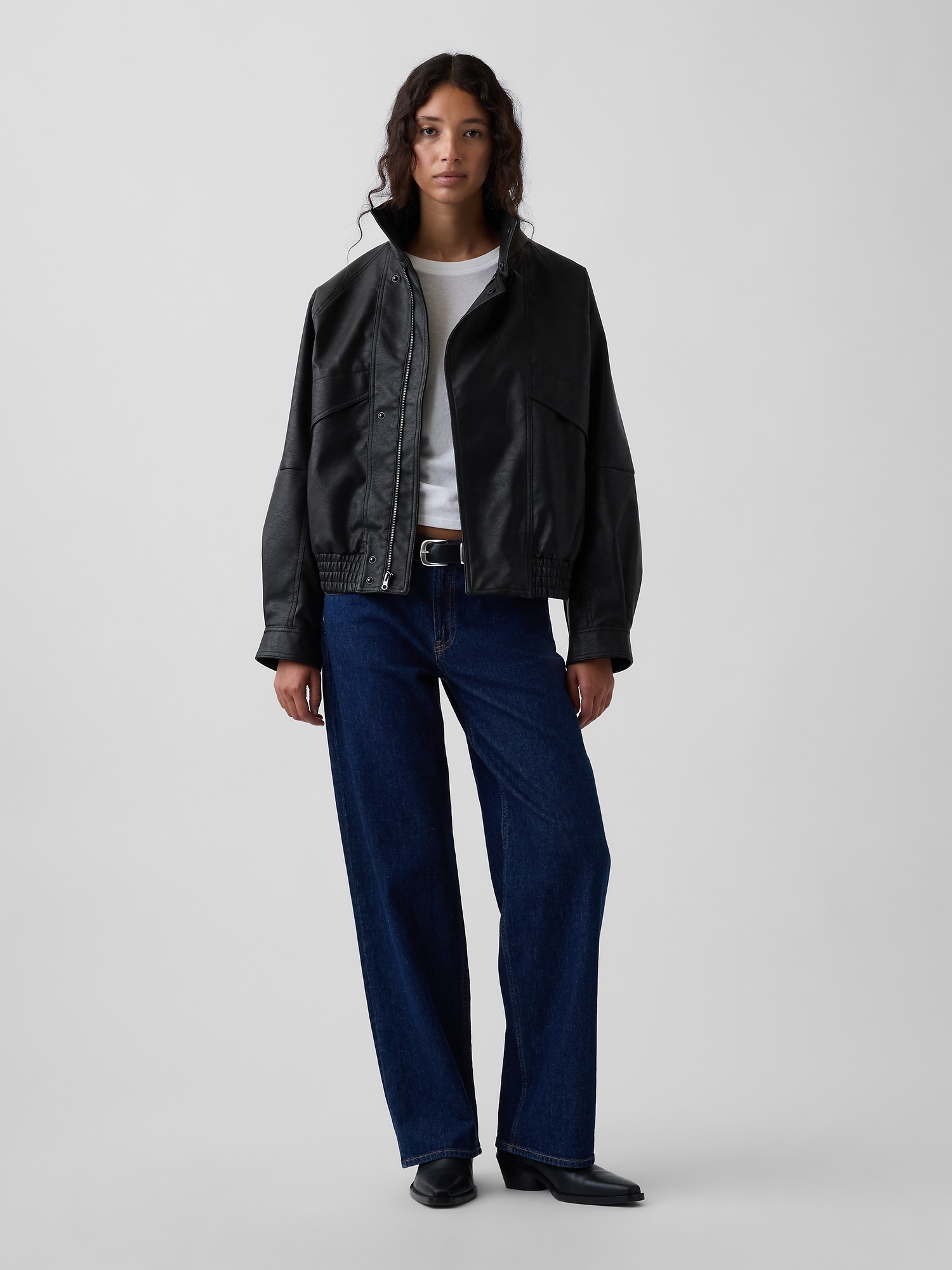 Женская куртка Gap Vegan Leather Oversized Bomber, цвет: Чёрный — фото 2