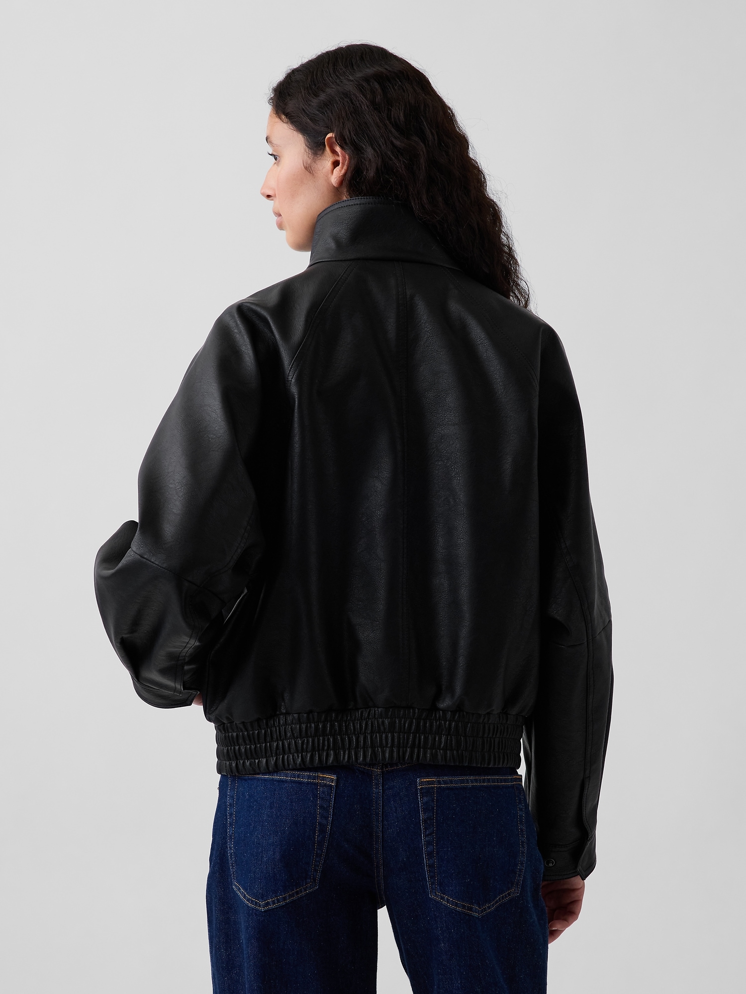 Женская куртка Gap Vegan Leather Oversized Bomber, цвет: Чёрный — фото 3