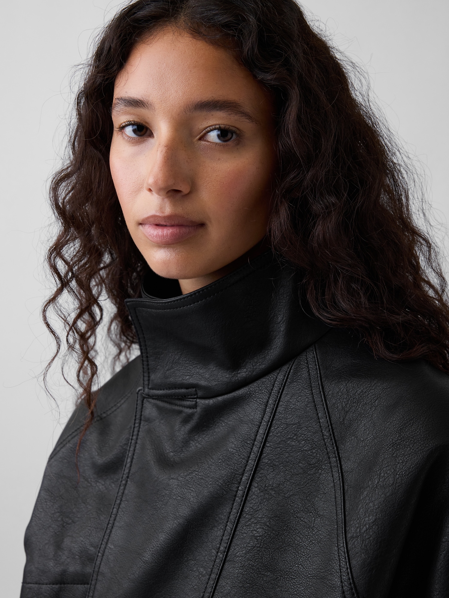 Женская куртка Gap Vegan Leather Oversized Bomber, цвет: Чёрный — фото 4