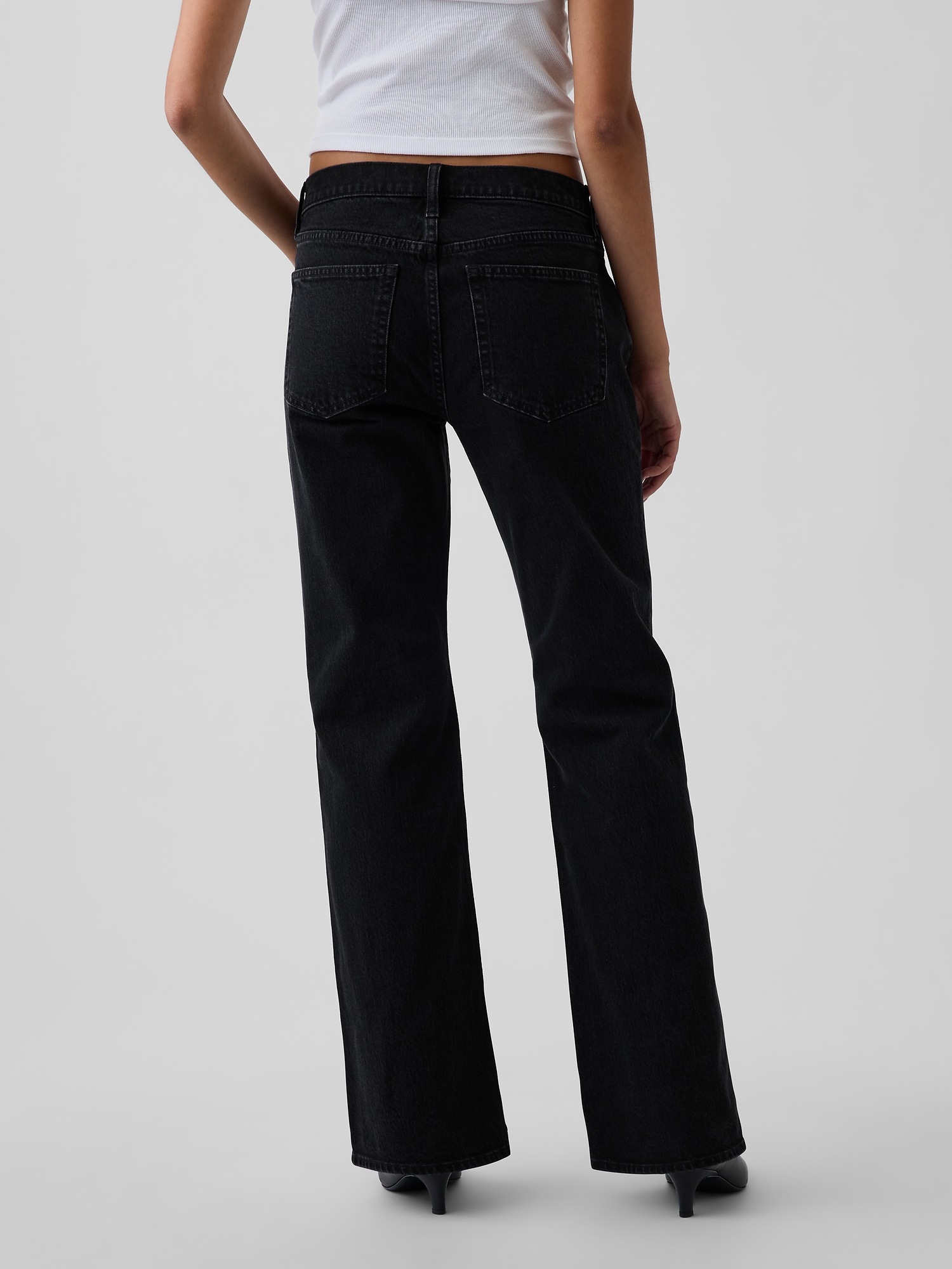 Женские джинсы Gap Mid Rise Relaxed Flare, цвет: Чёрный варёный — фото 4