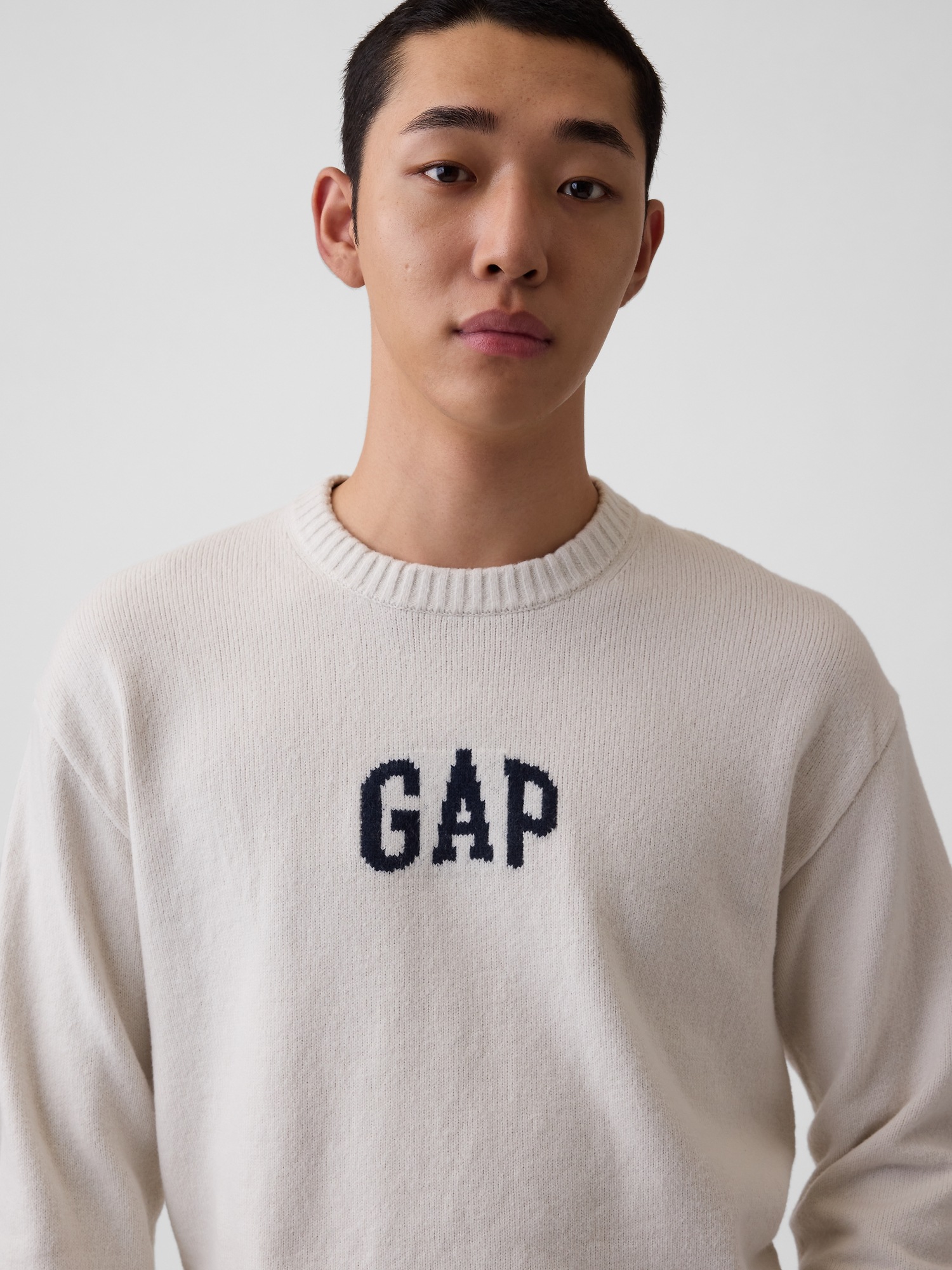 Мужской свитер Gap CashSoft Relaxed Logo, цвет: Серый — фото 4