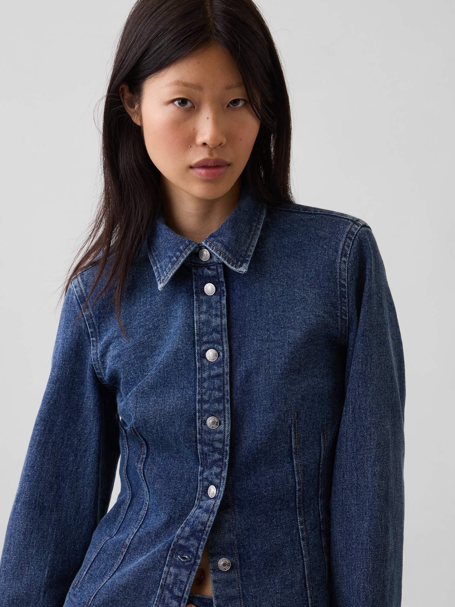 Женская рубашка Gap Denim Fitted, цвет: Тёмная варка — фото 4