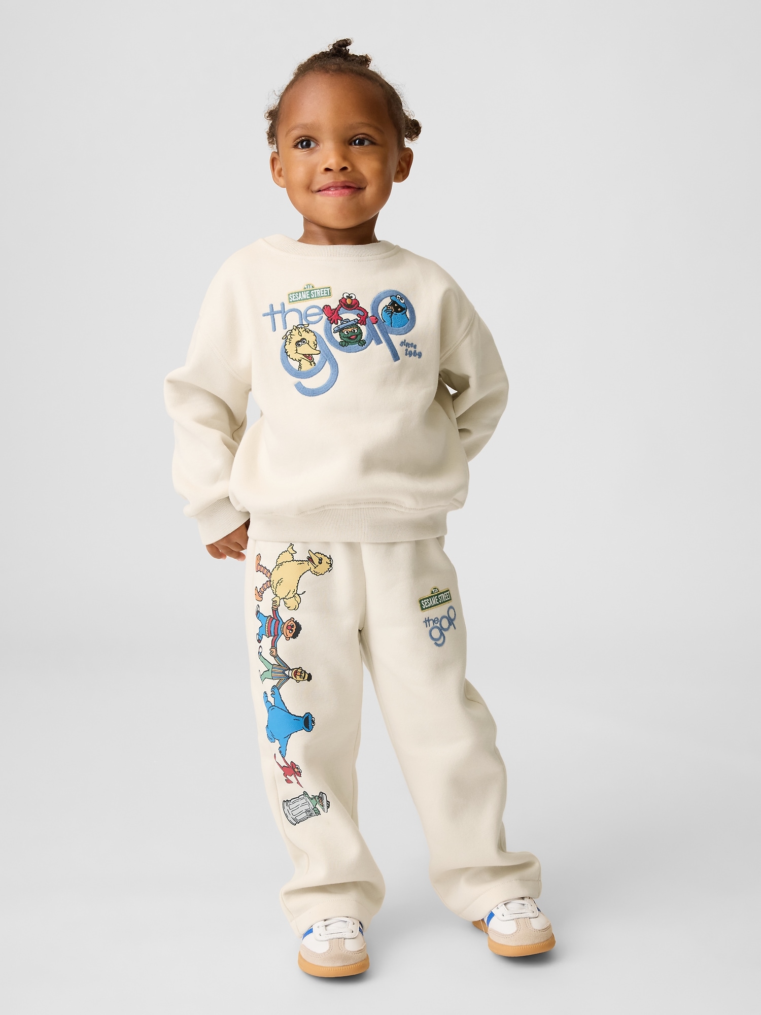 Брюки Gap VintageSoft Sesame Street Sweatpants для малышей, цвет: Chino — фото 2