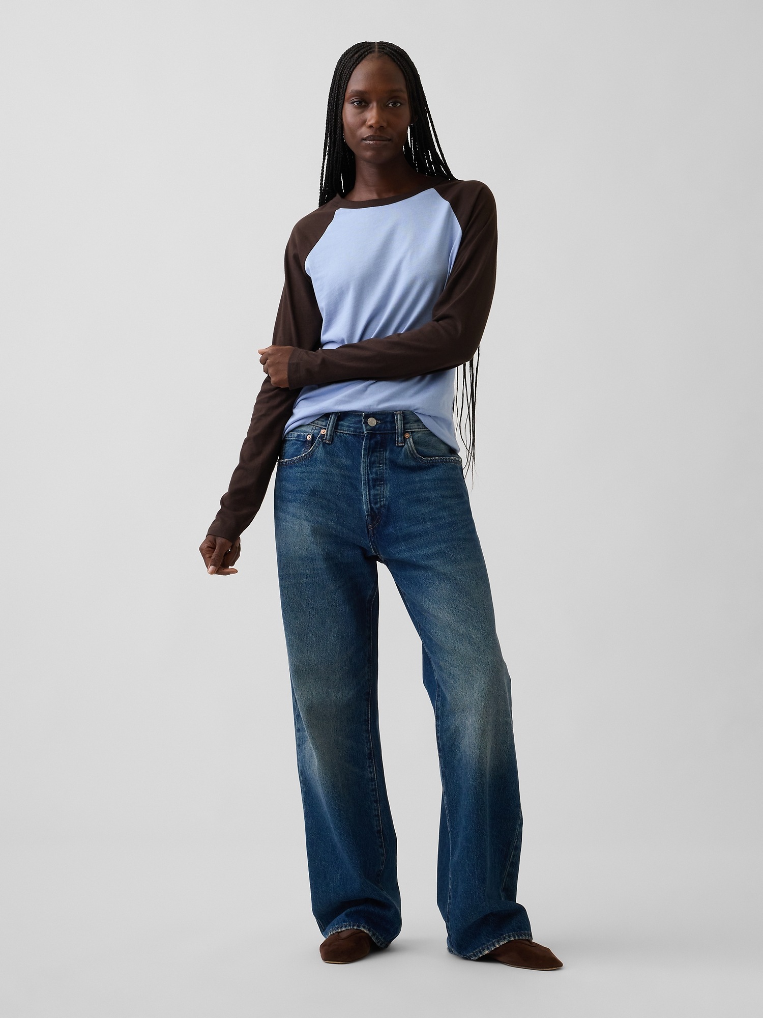 Женская футболка Gap Organic Cotton VintageSoft Raglan, цвет: Синий / Коричневый — фото 2