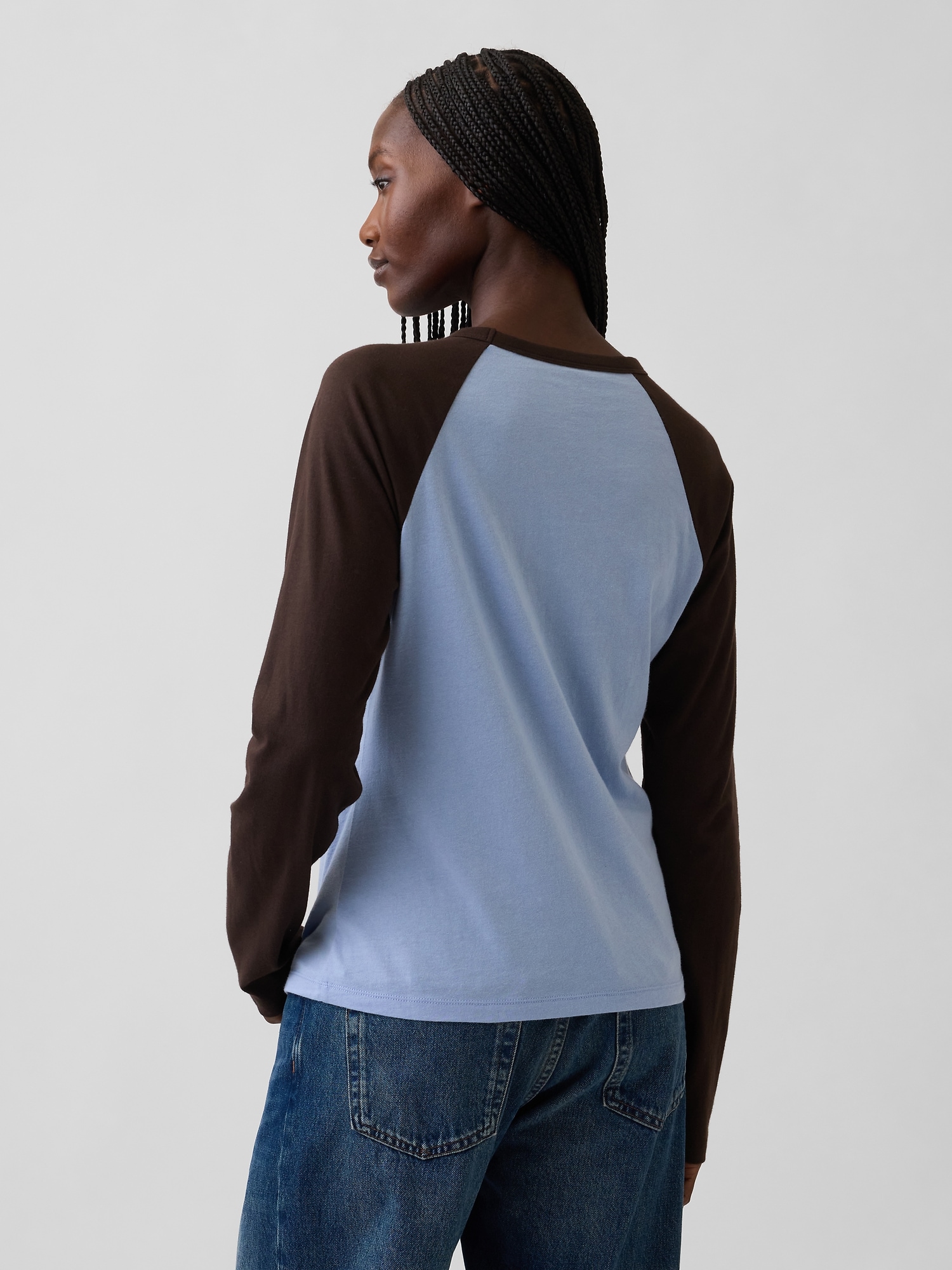 Женская футболка Gap Organic Cotton VintageSoft Raglan, цвет: Синий / Коричневый — фото 3
