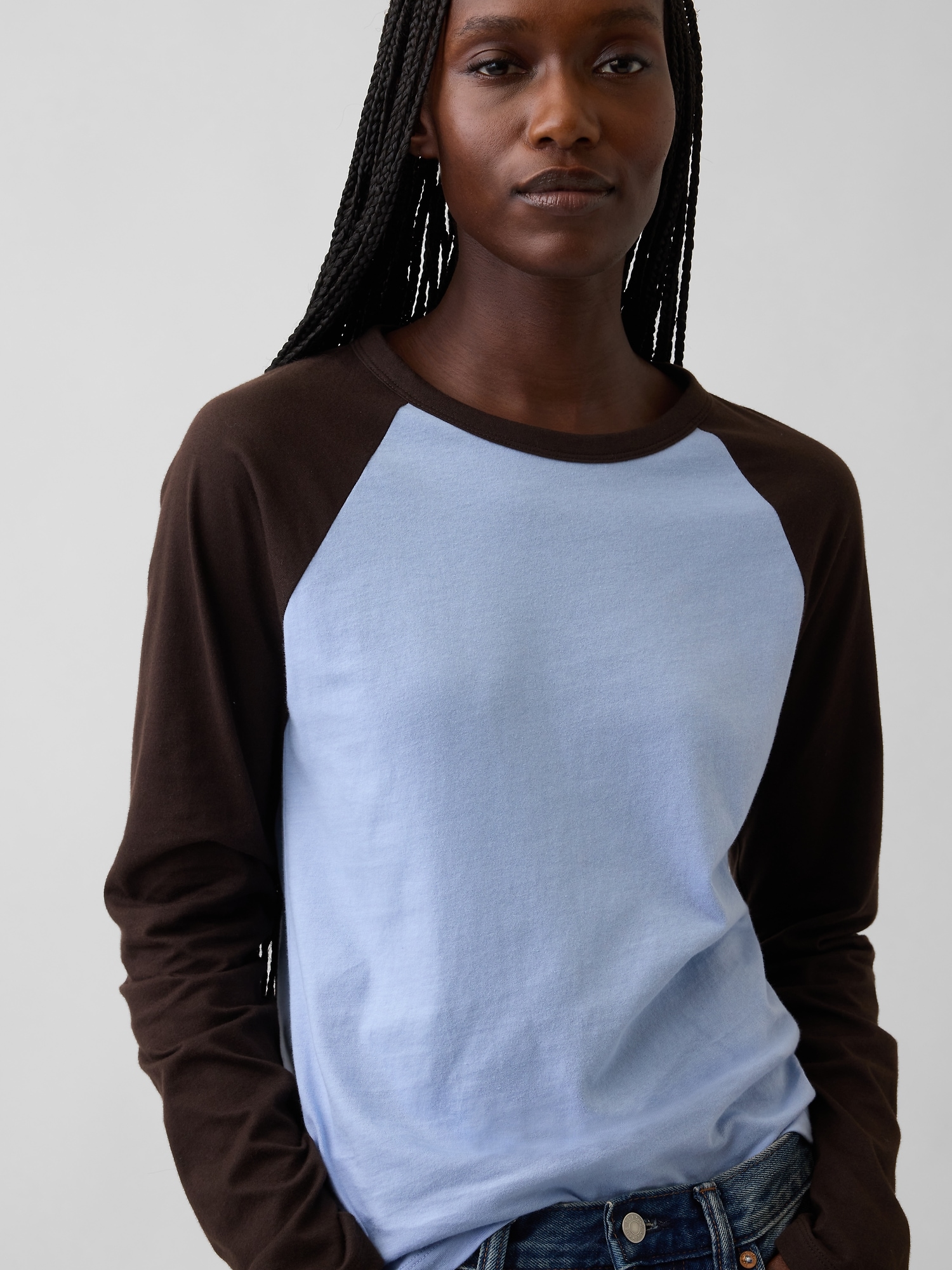 Женская футболка Gap Organic Cotton VintageSoft Raglan, цвет: Синий / Коричневый — фото 4