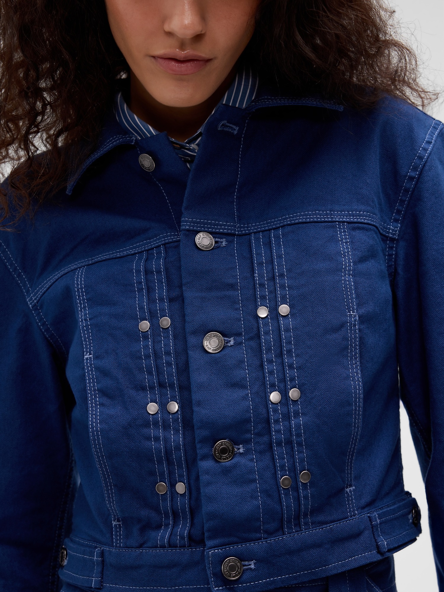 Женская куртка Gap GapStudio Crop Canvas, цвет: Синий — фото 4