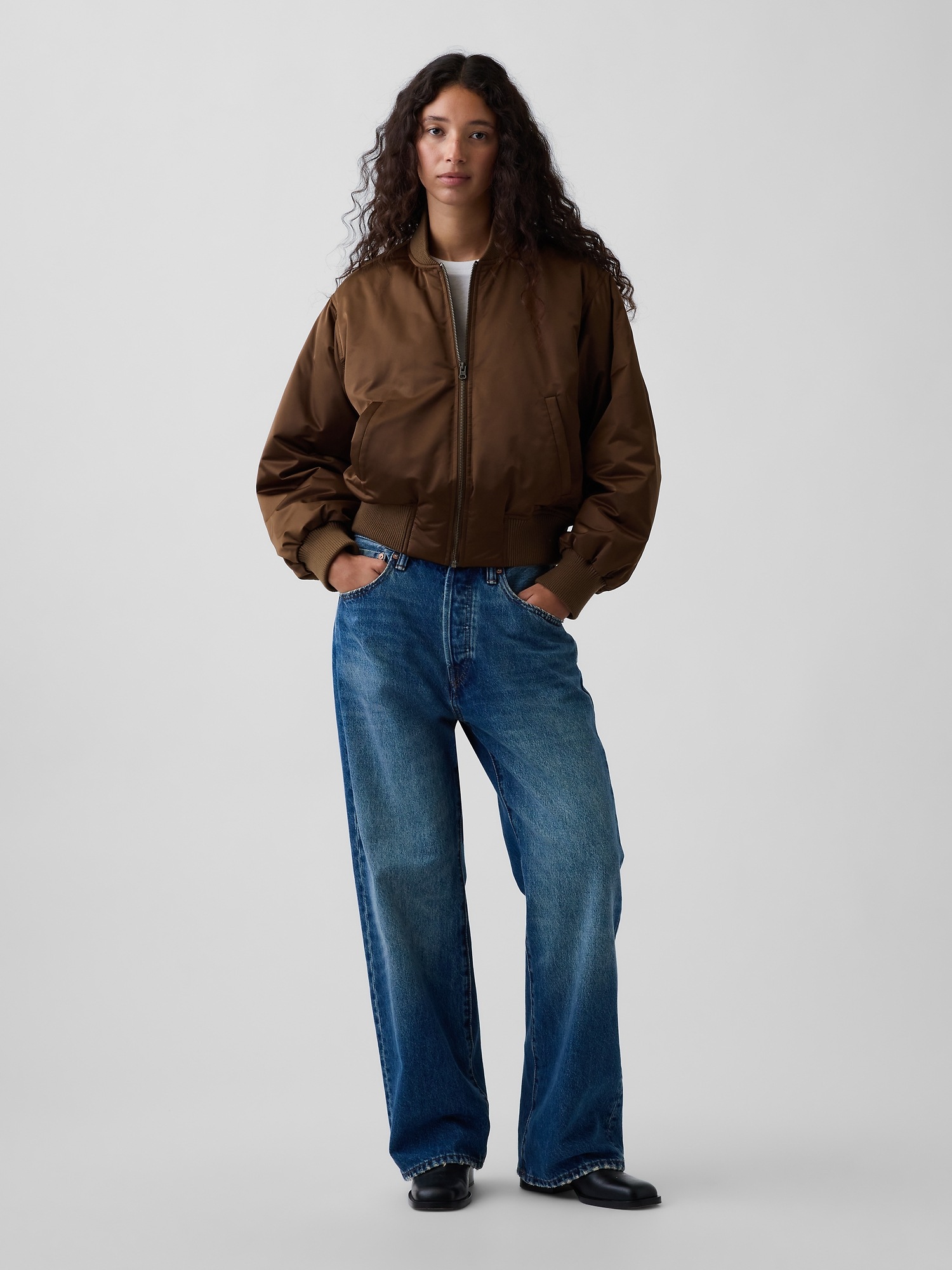 Женская куртка Gap Padded Satin Bomber, цвет: Пустынный пальмовый коричневый — фото 2