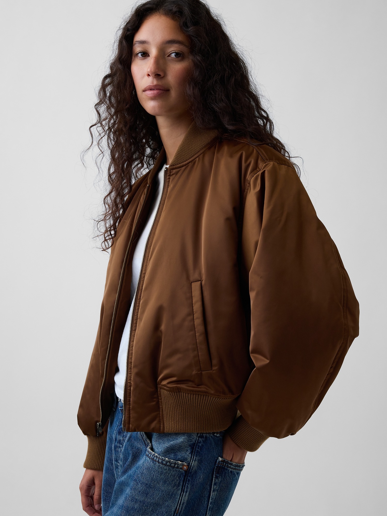 Женская куртка Gap Padded Satin Bomber, цвет: Пустынный пальмовый коричневый — фото 3