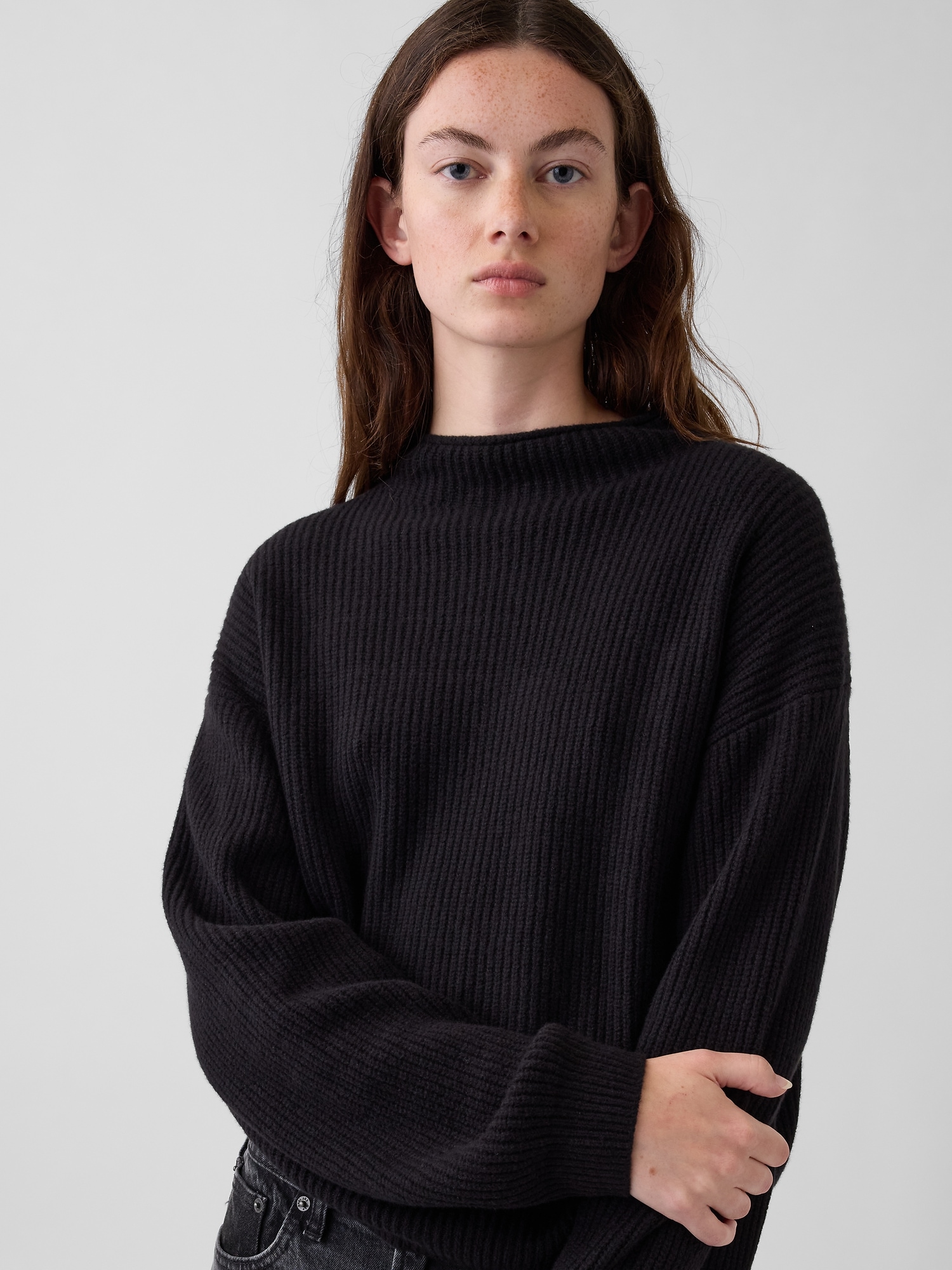 Женский свитер Gap CashSoft Oversized Rollneck, цвет: Чёрный — фото 4