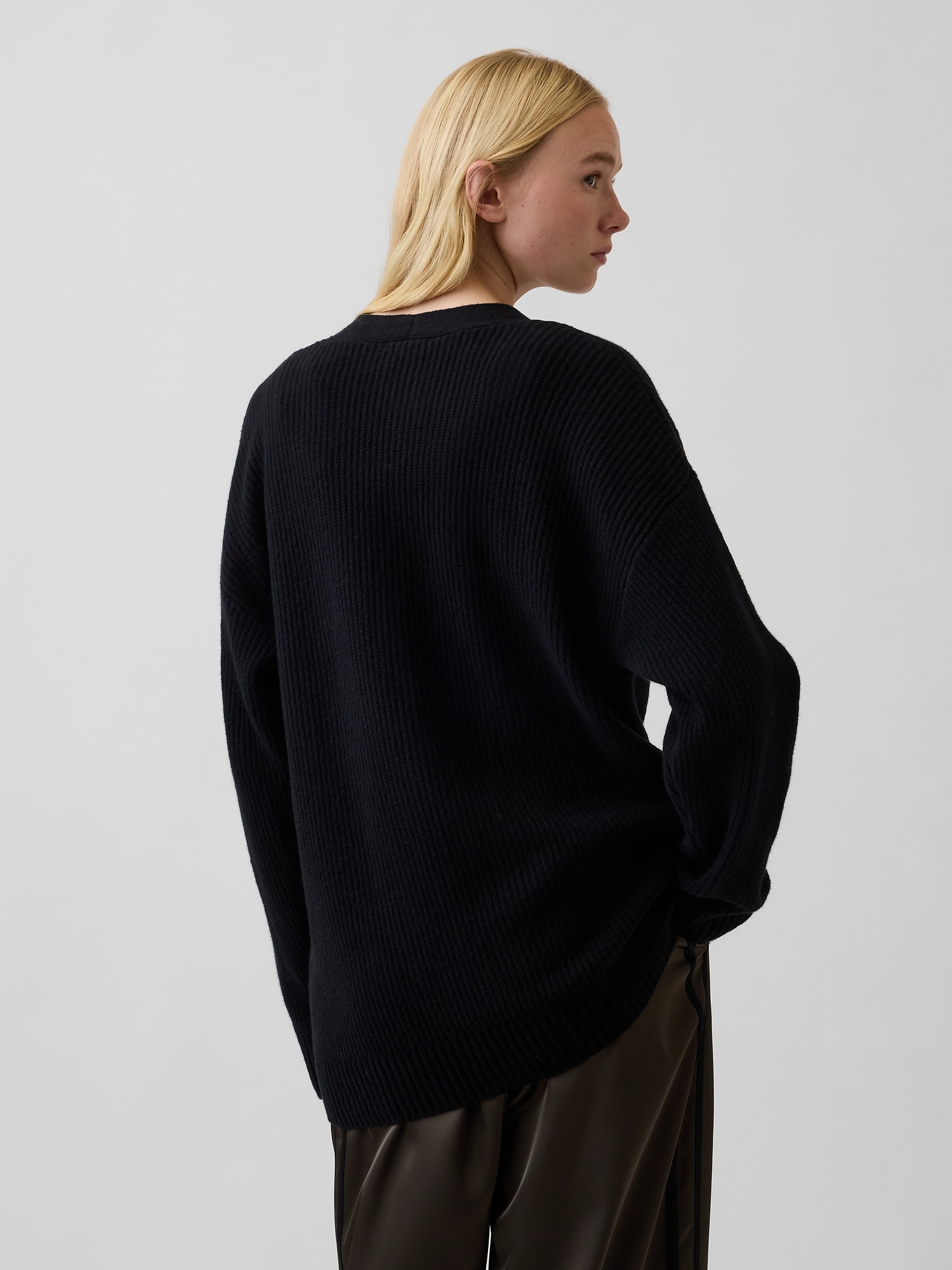 Женский кардиган Gap CashSoft Oversized Cardigan, цвет: Чёрный — фото 3
