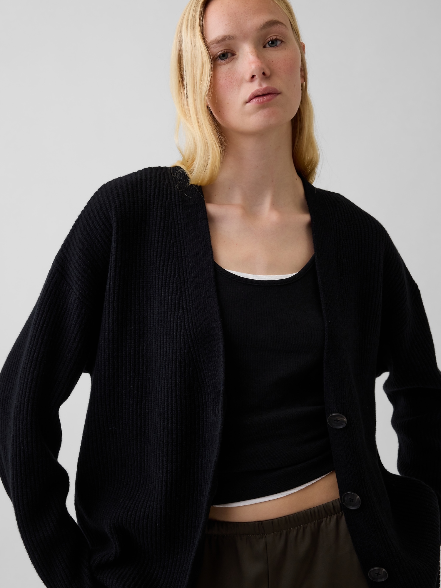 Женский кардиган Gap CashSoft Oversized Cardigan, цвет: Чёрный — фото 4