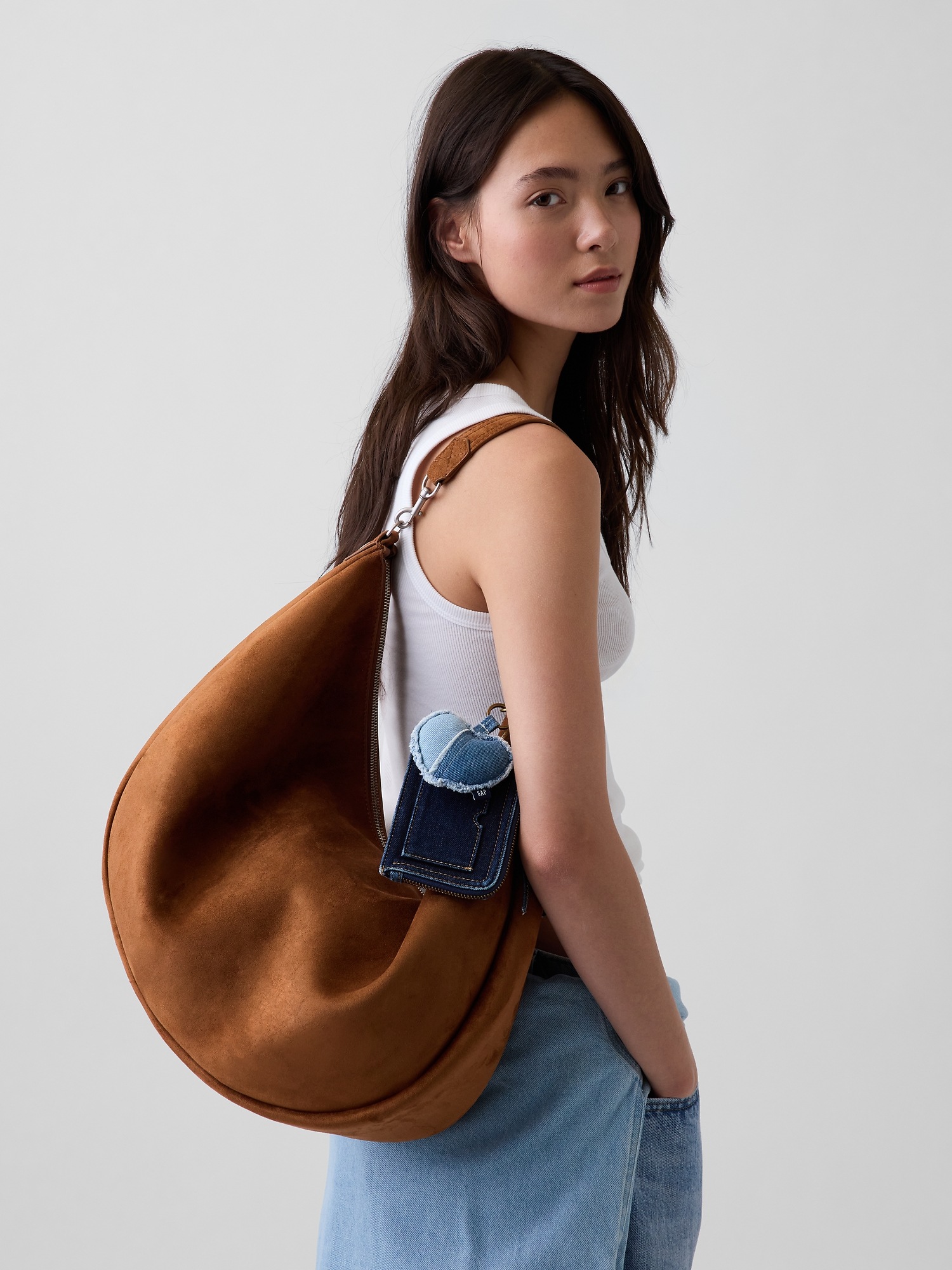 Женская сумка Gap Large Vegan Suede Crescent, цвет: Коричневый — фото 2