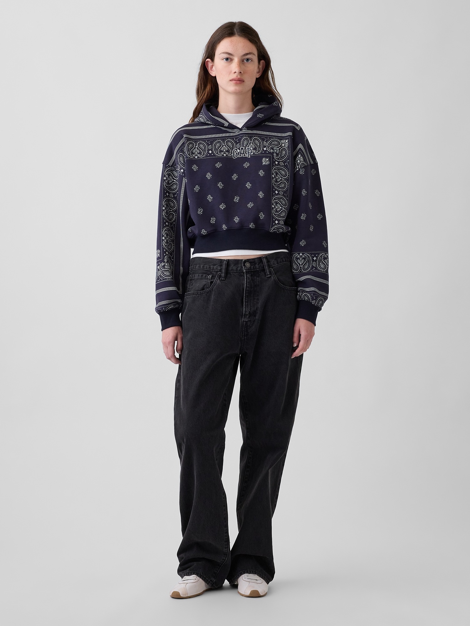 Женское худи Gap VintageSoft Oversized Crop, цвет: Тёмно-синий с принтом — фото 2