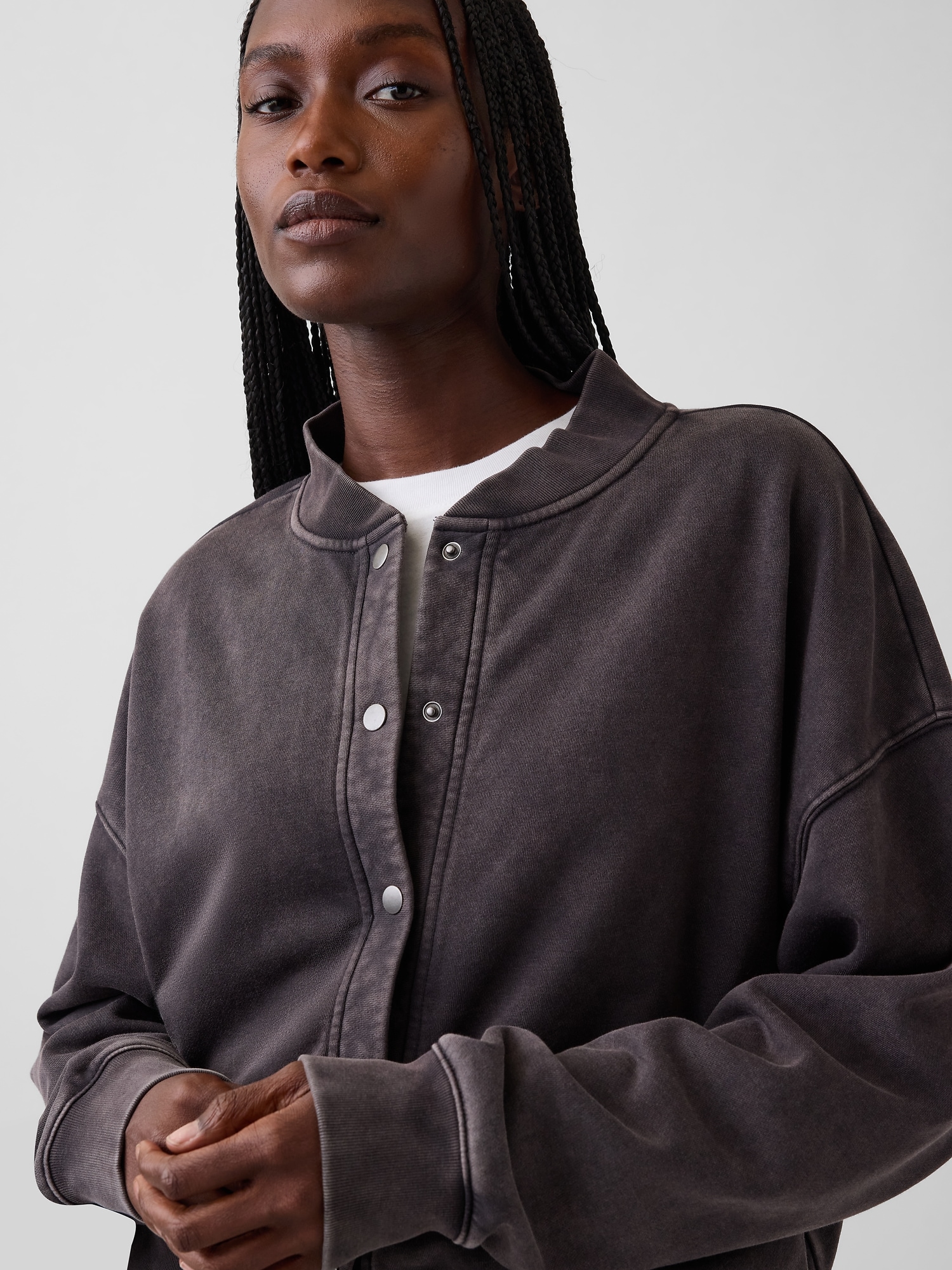 Женская куртка Gap VintageSoft Oversized Bomber, цвет: Чёрный — фото 4