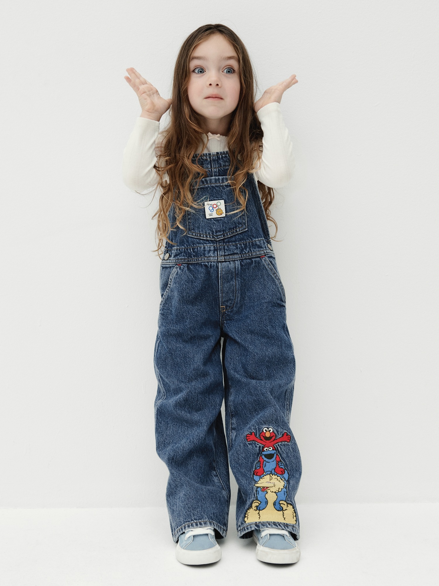 Комбинезон Gap Sesame Street Denim Overalls для малышей, цвет: Средняя варка — фото 6