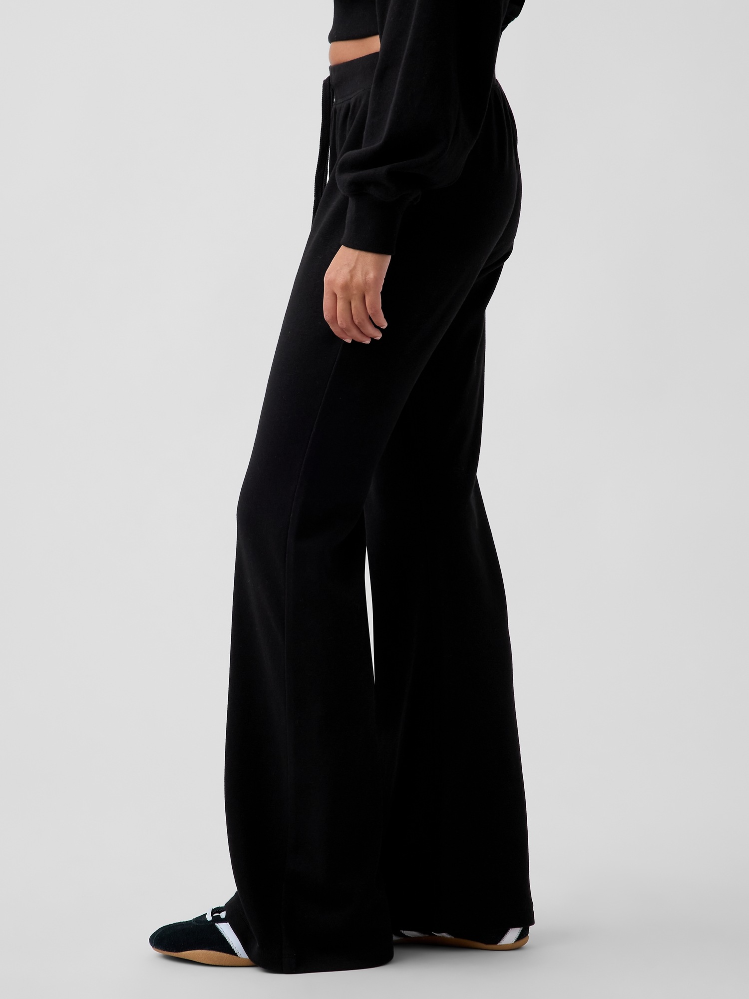 Женские брюки Gap VintageSoft Terry Flare Sweatpants, цвет: Чёрный — фото 3