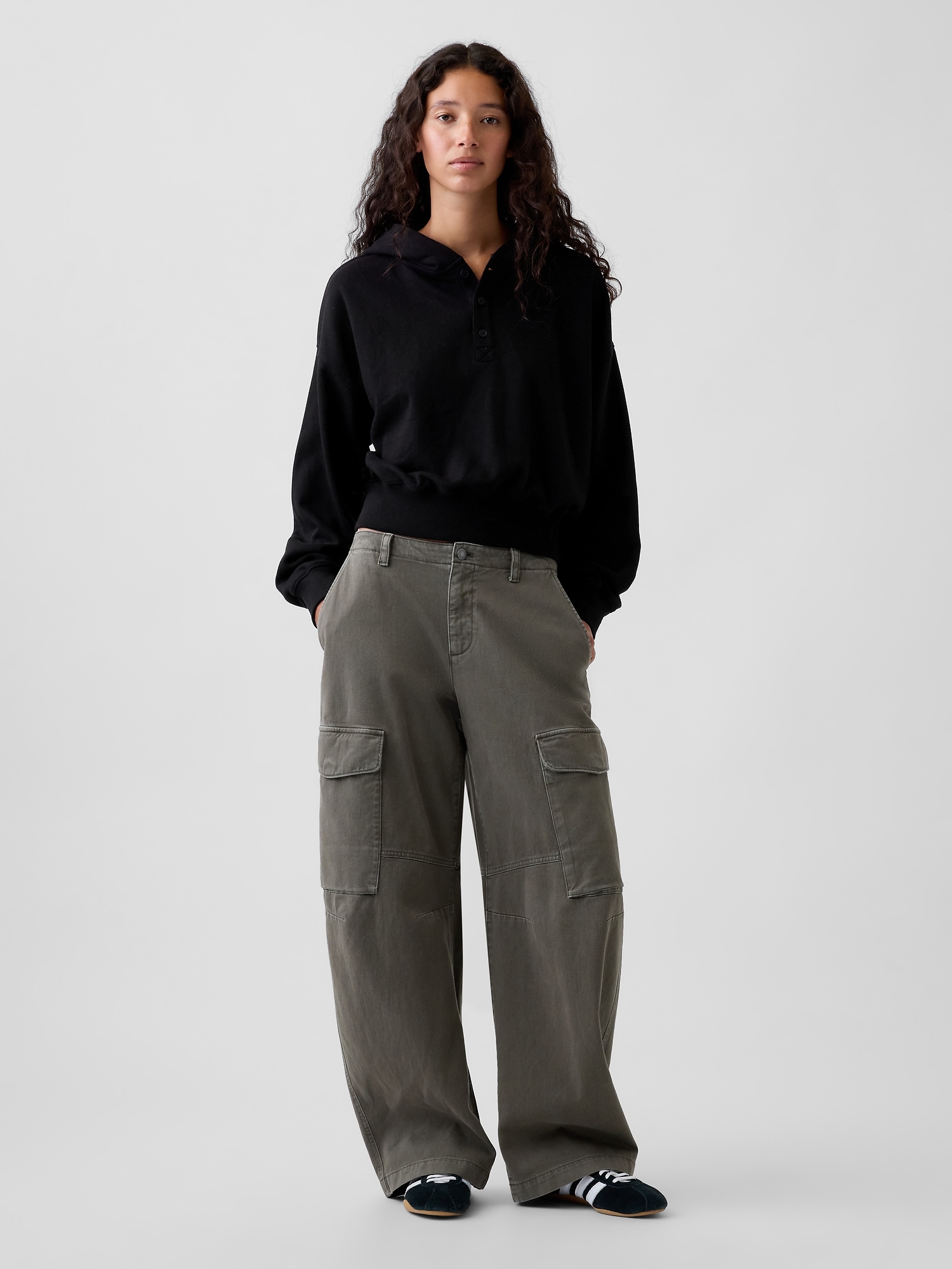 Женское худи Gap VintageSoft Oversized Henley, цвет: Чёрный — фото 2