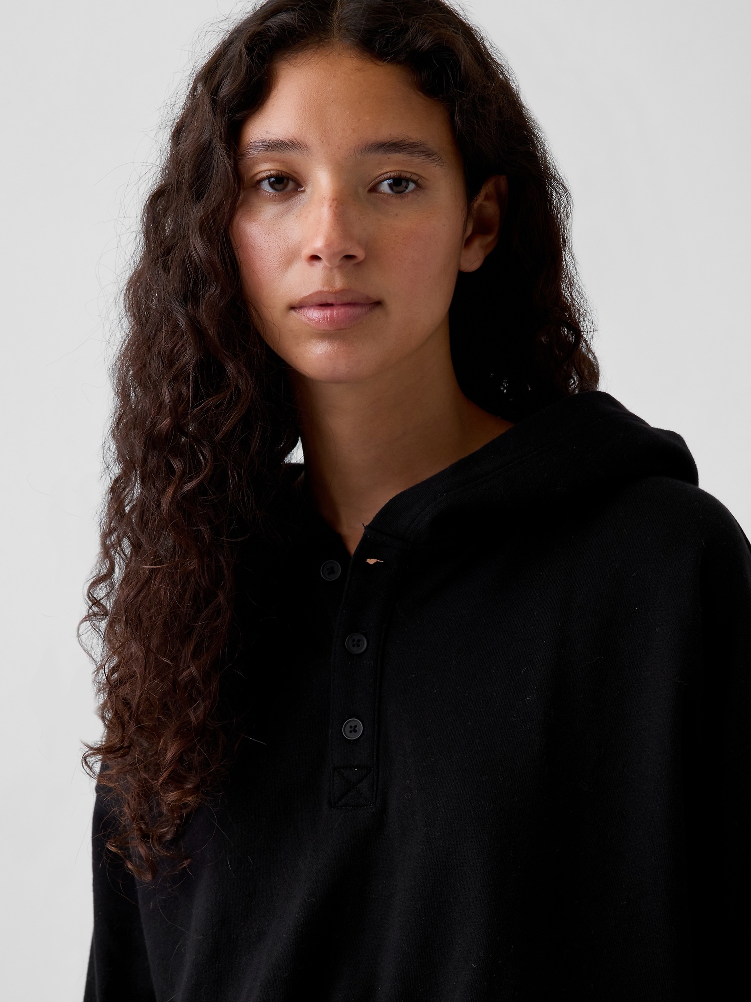 Женское худи Gap VintageSoft Oversized Henley, цвет: Чёрный — фото 4