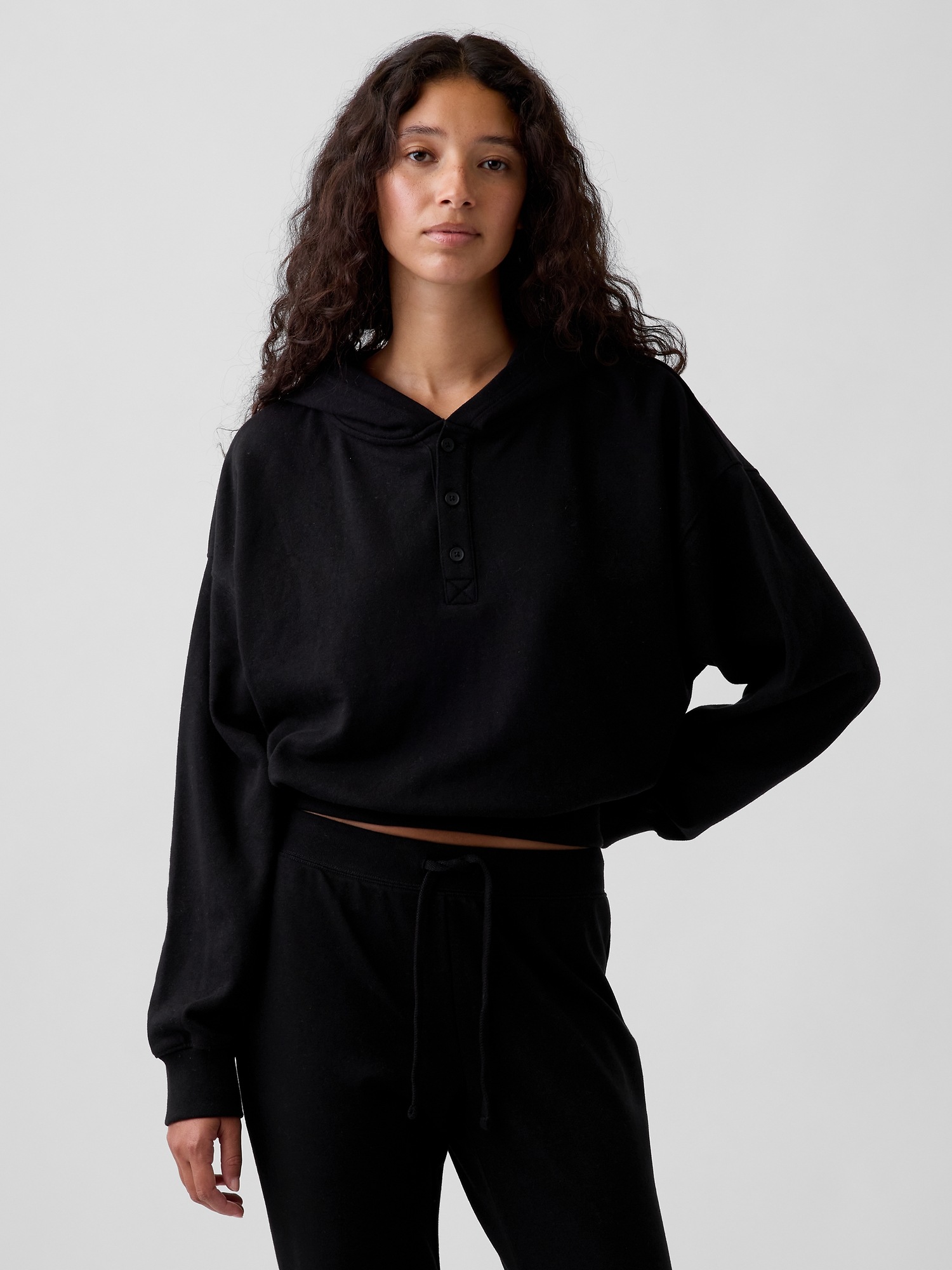 Женское худи Gap VintageSoft Oversized Henley, цвет: Чёрный — фото 6