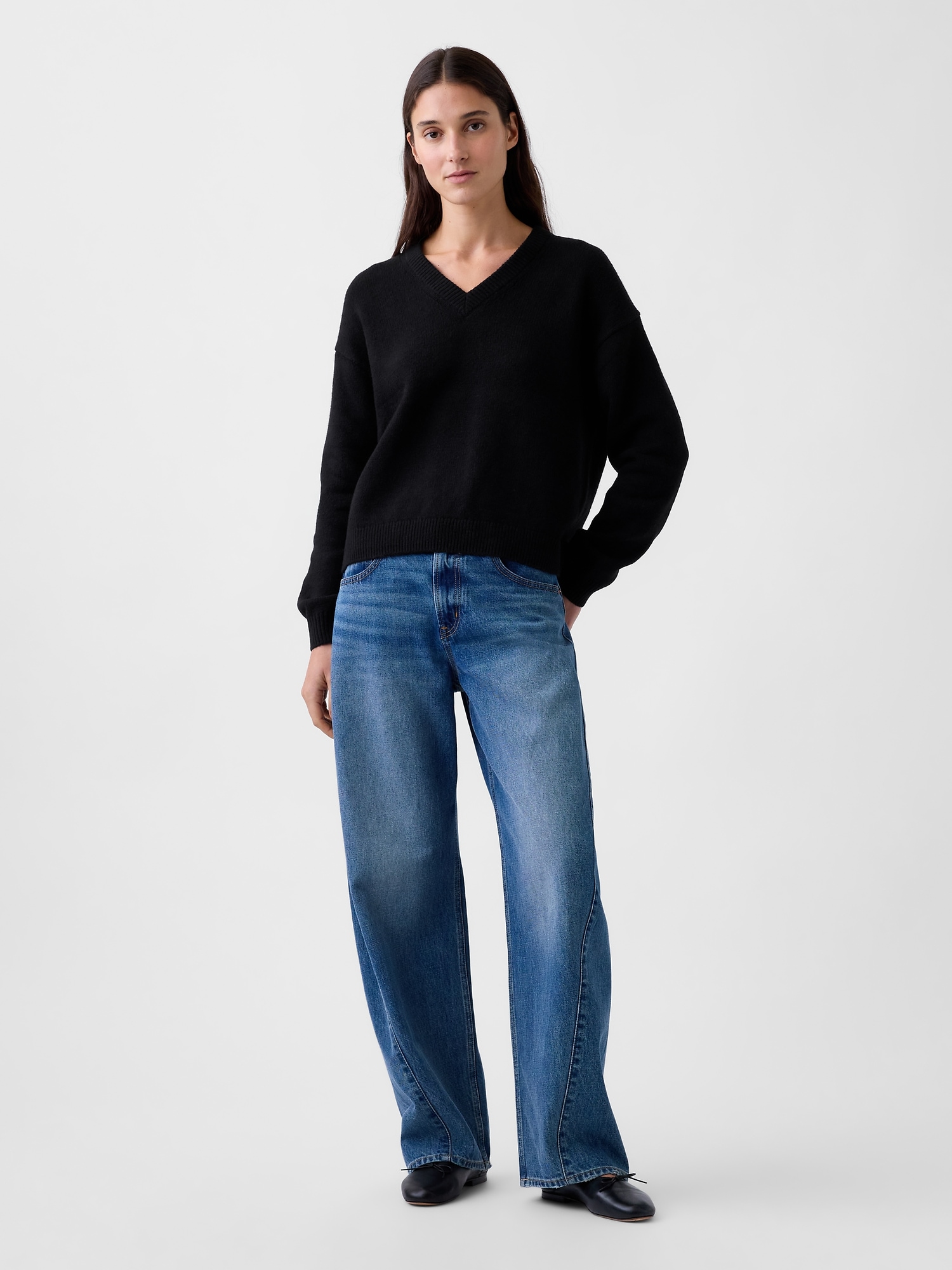 Женский свитер Gap CashSoft Oversized V-Neck, цвет: Чёрный — фото 2