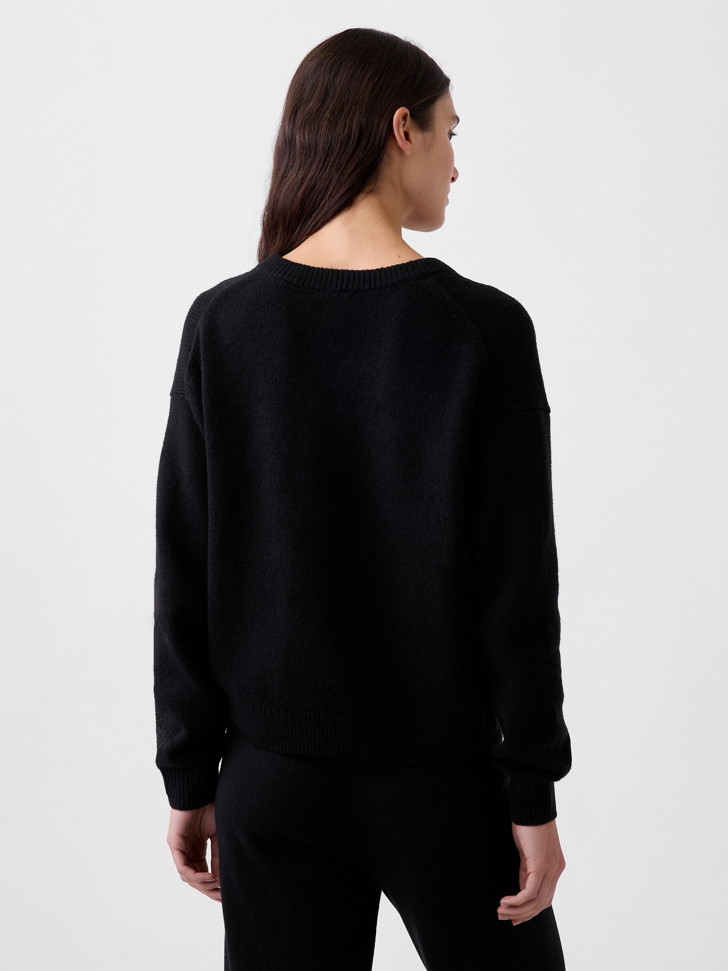 Женский свитер Gap CashSoft Oversized V-Neck, цвет: Чёрный — фото 3