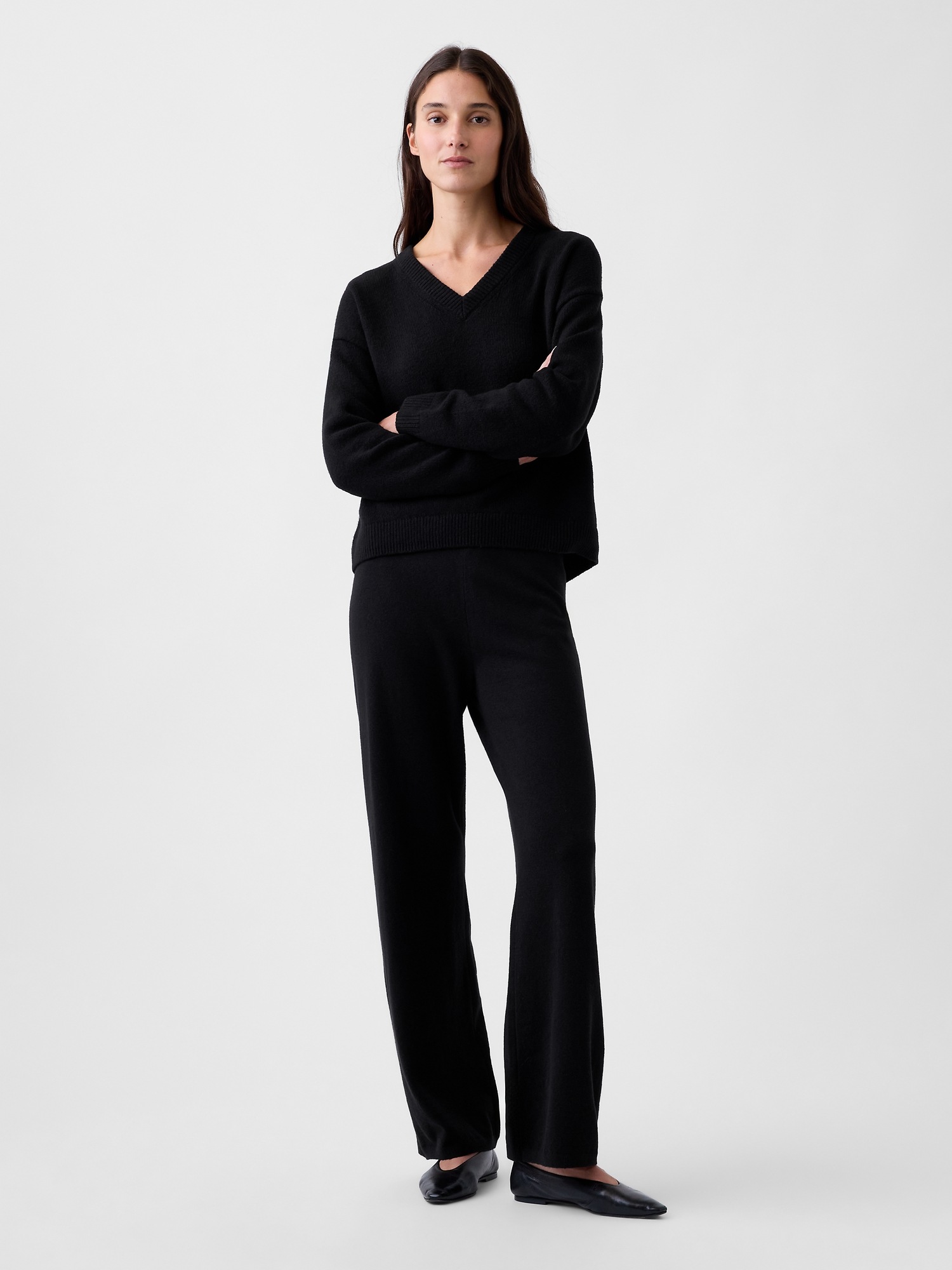 Женский свитер Gap CashSoft Oversized V-Neck, цвет: Чёрный — фото 5