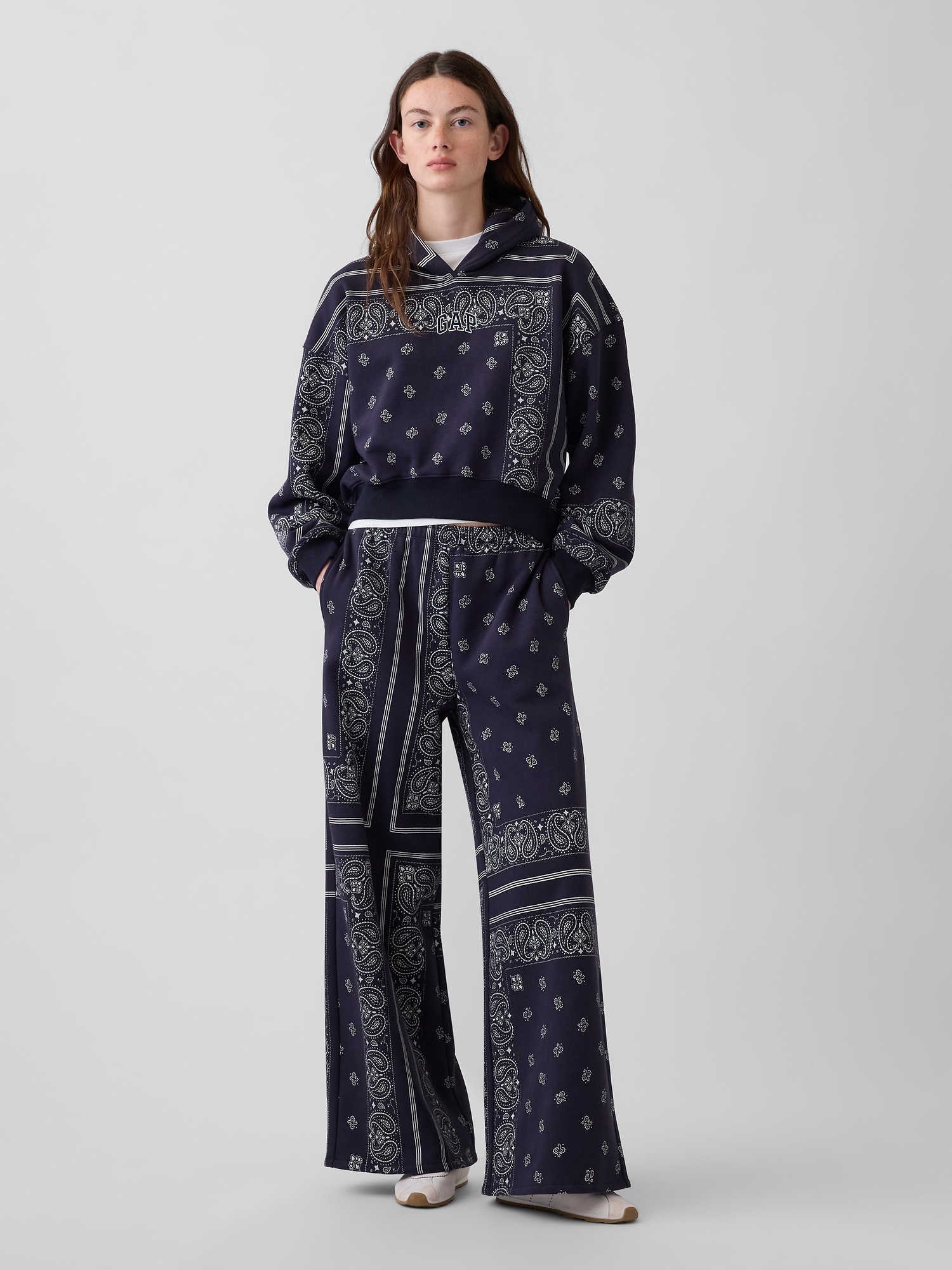 Женское худи Gap VintageSoft Oversized Crop, цвет: Тёмно-синий с принтом — фото 5