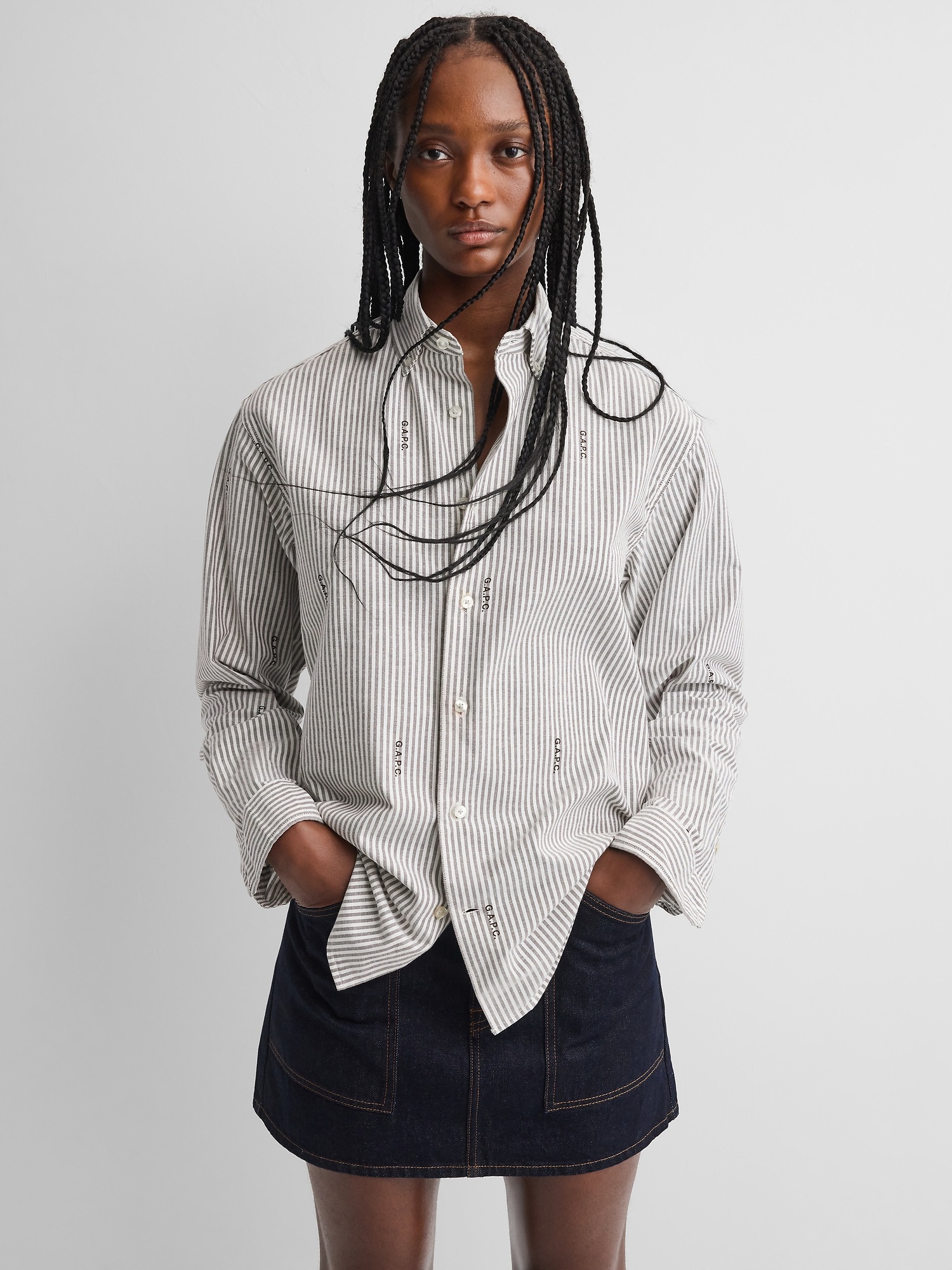 Женская рубашка Gap × A.P.C. Relaxed Logo Oxford, цвет: Полосатый коричневый — фото 4