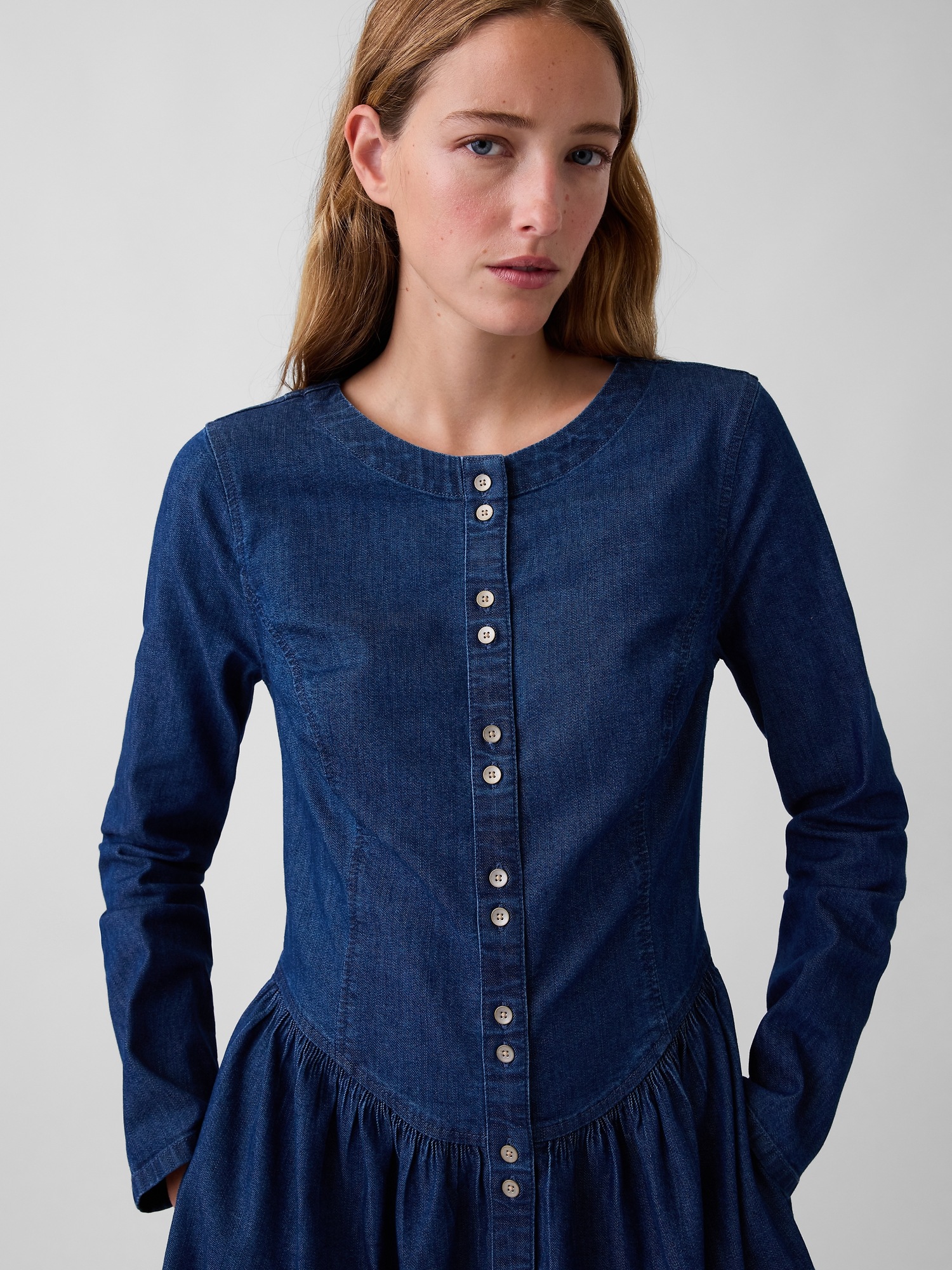 Женское платье Gap Denim Drop-Waist Mini, цвет: Тёмная варка индиго — фото 4