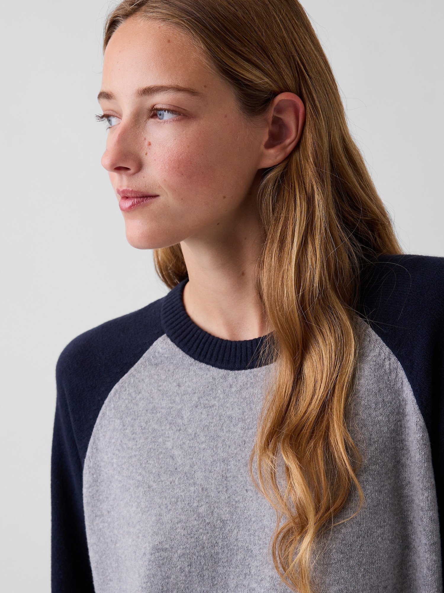 Женский свитер Gap CashSoft Raglan Sweater Shirt, цвет: Синий / Тёмно-синий — фото 4