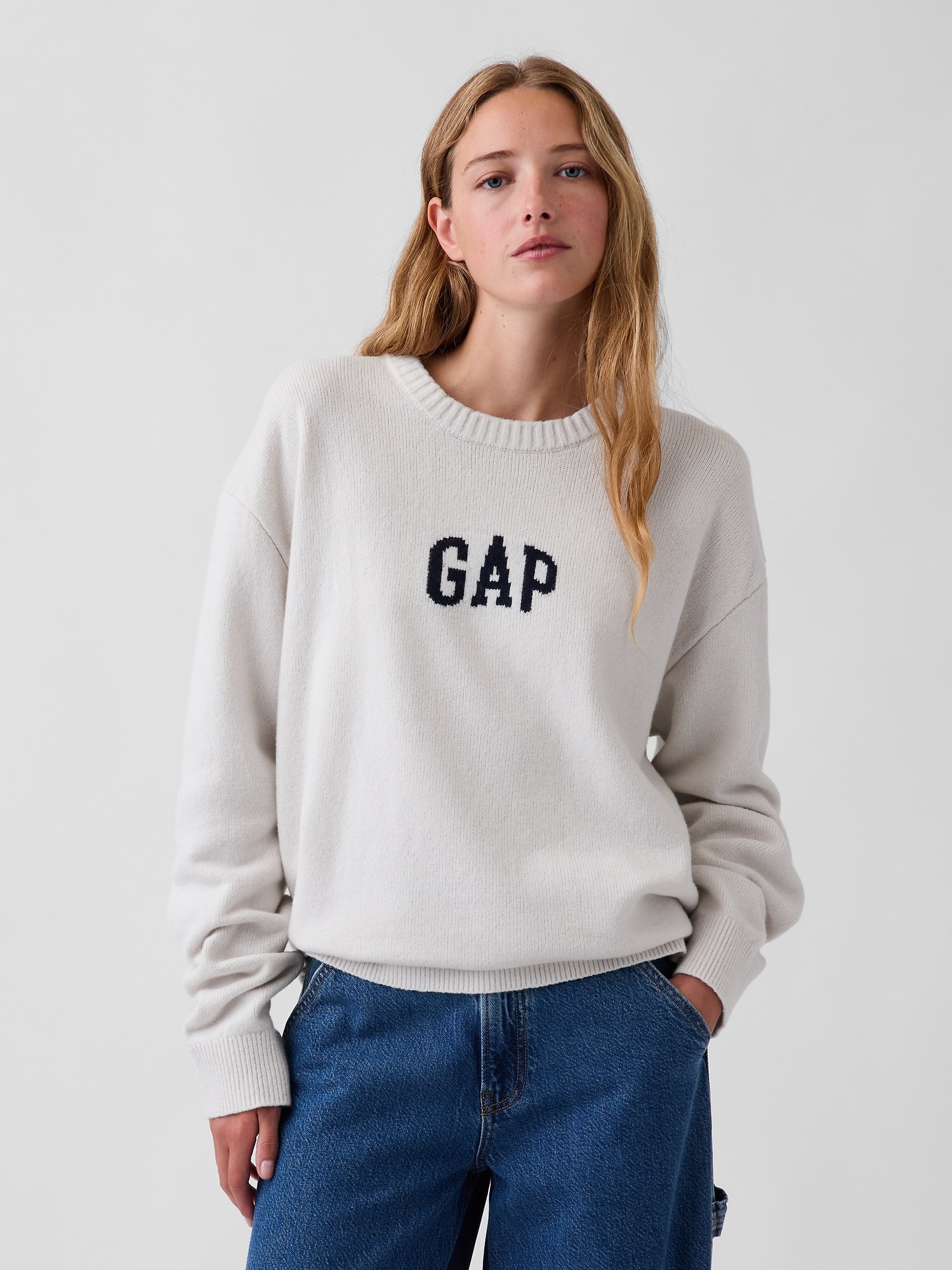 Мужской свитер Gap CashSoft Relaxed Logo, цвет: Серый — фото 5
