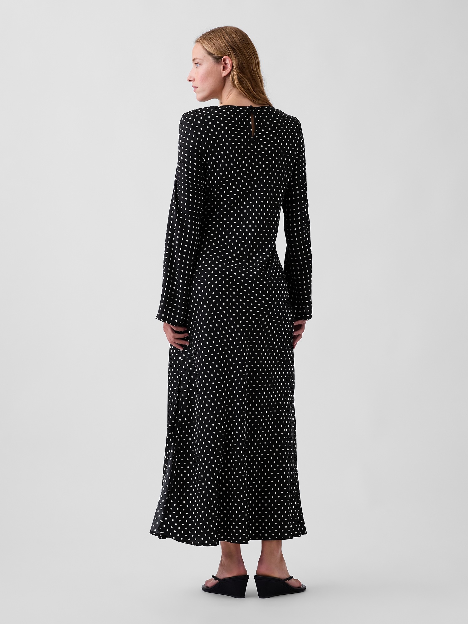 Женское платье Gap Bell-Sleeve Bias-Cut Maxi, цвет: Чёрный в горошек — фото 2