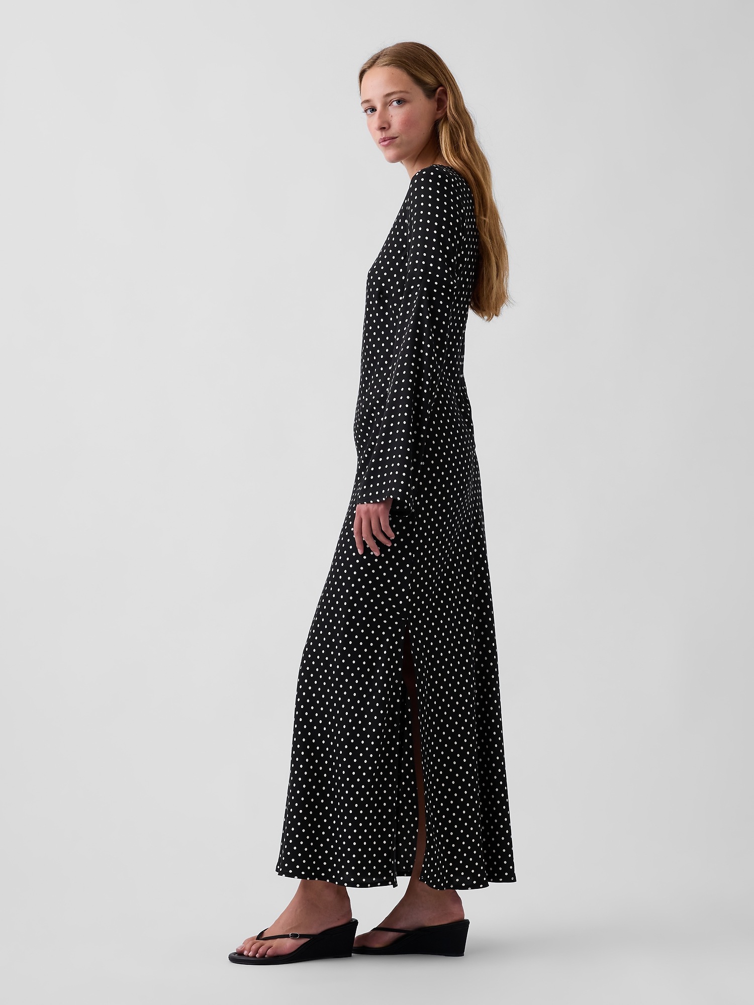 Женское платье Gap Bell-Sleeve Bias-Cut Maxi, цвет: Чёрный в горошек — фото 3