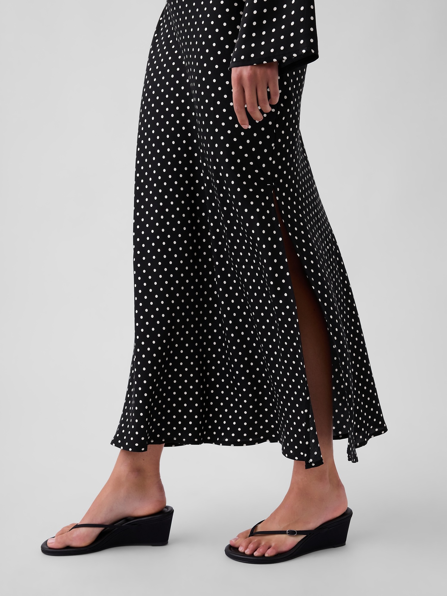 Женское платье Gap Bell-Sleeve Bias-Cut Maxi, цвет: Чёрный в горошек — фото 4