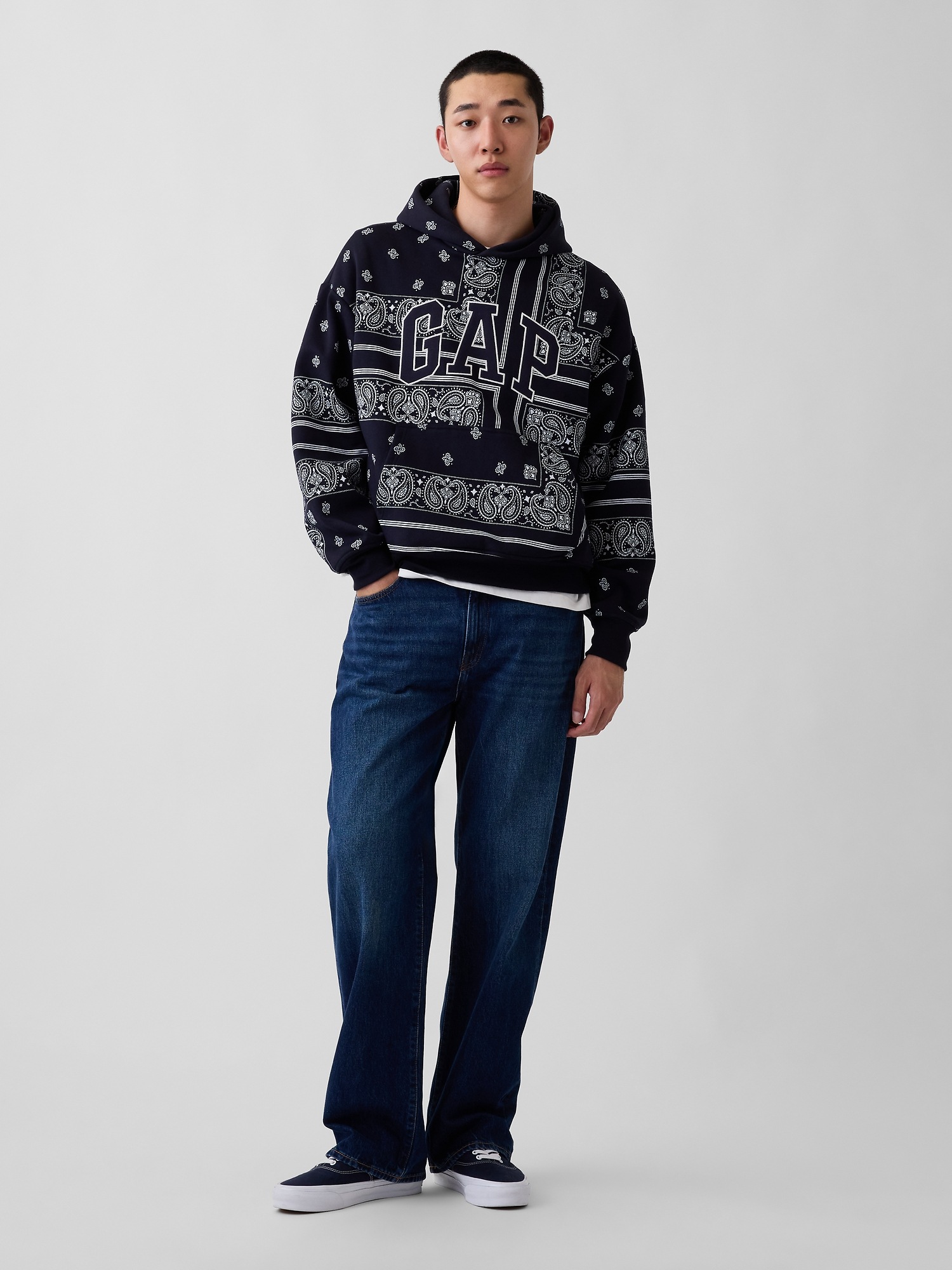 Мужское худи Gap Adult VintageSoft Bandana Oversized Logo, цвет: Тёмно-синий с принтом — фото 2