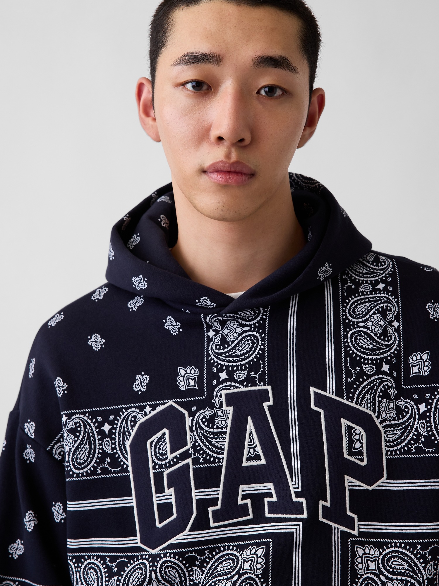Мужское худи Gap Adult VintageSoft Bandana Oversized Logo, цвет: Тёмно-синий с принтом — фото 4