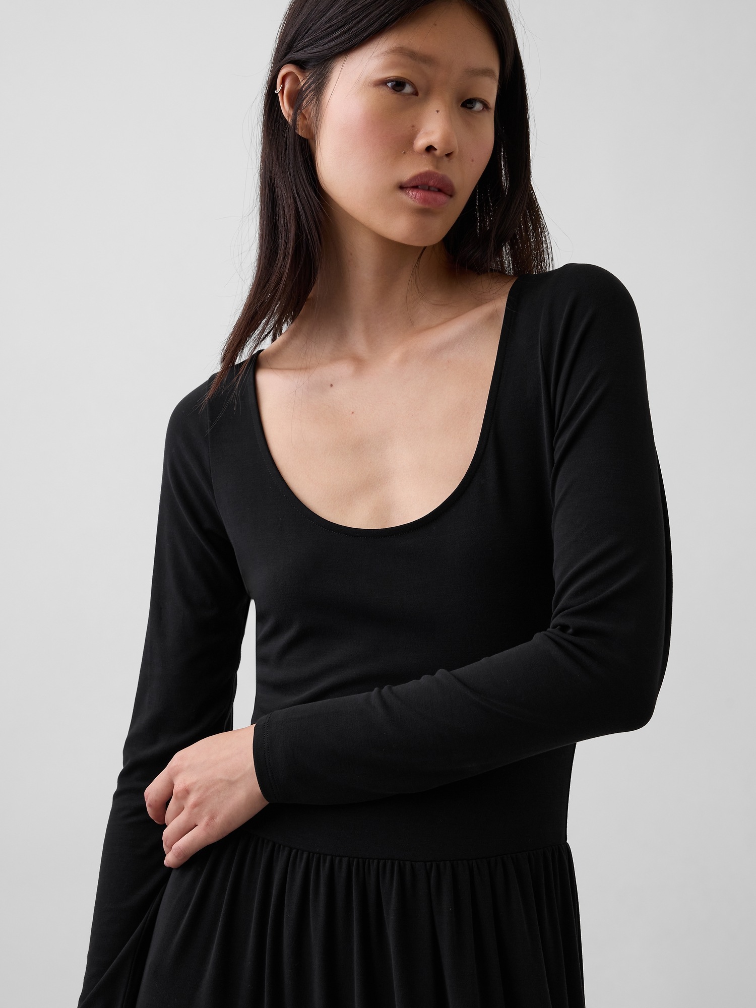 Женское платье Gap Drop-Waist Maxi, цвет: Насыщенный чёрный — фото 4