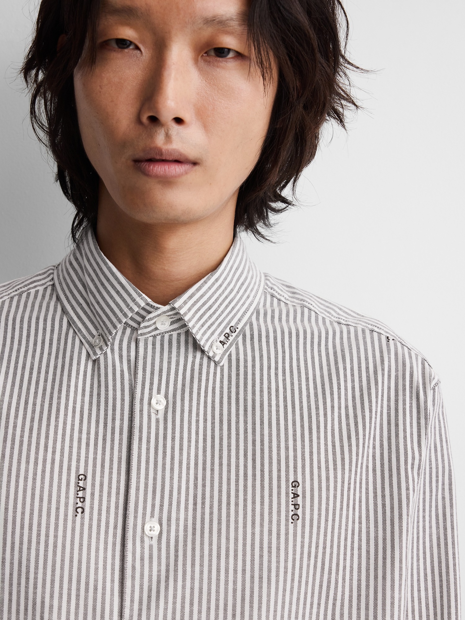 Женская рубашка Gap × A.P.C. Relaxed Logo Oxford, цвет: Полосатый коричневый — фото 5