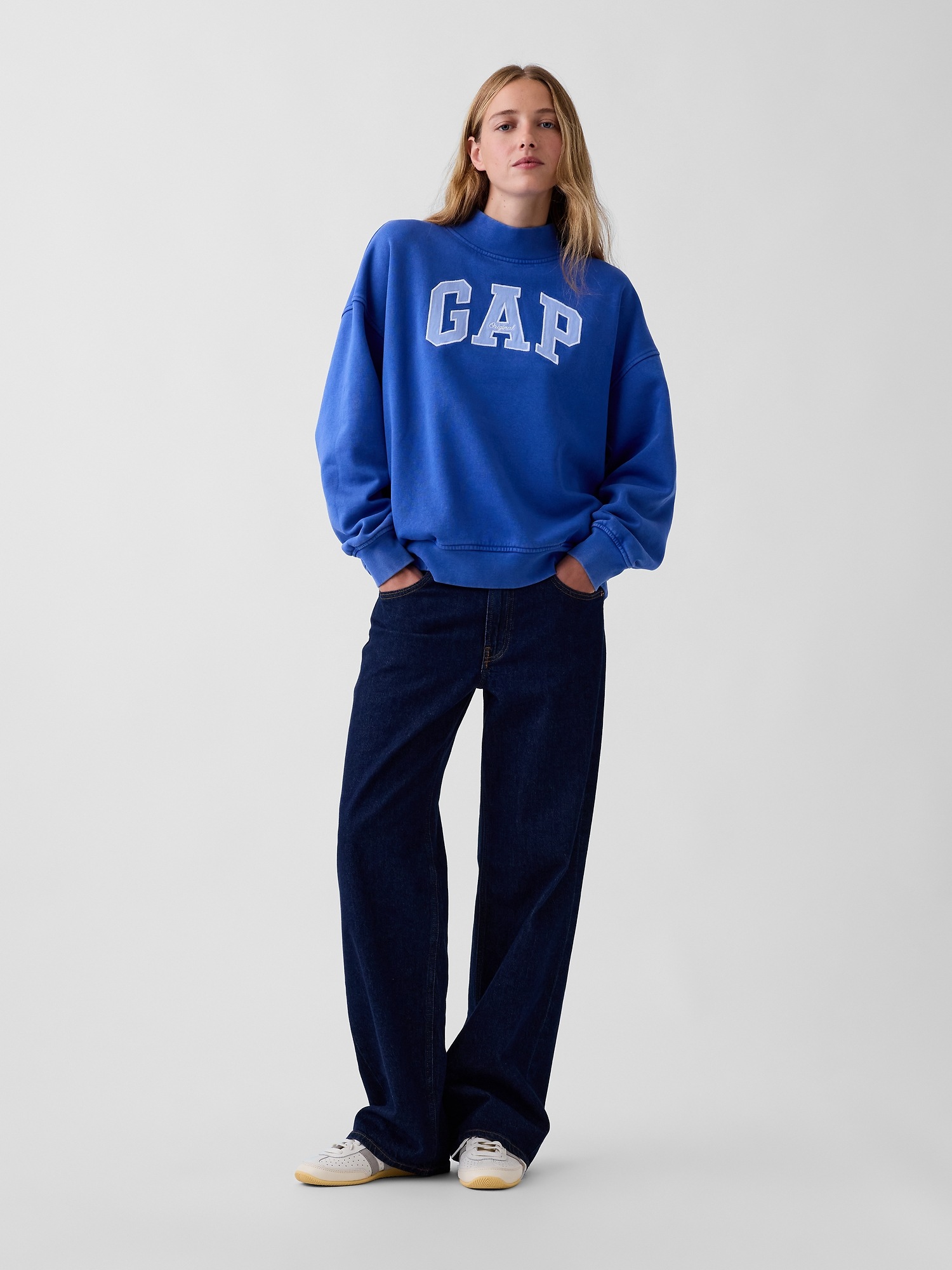Женский свитшот Gap VintageSoft Oversized Mockneck Logo, цвет: Тёмно-синий, вариант 1 — фото 2