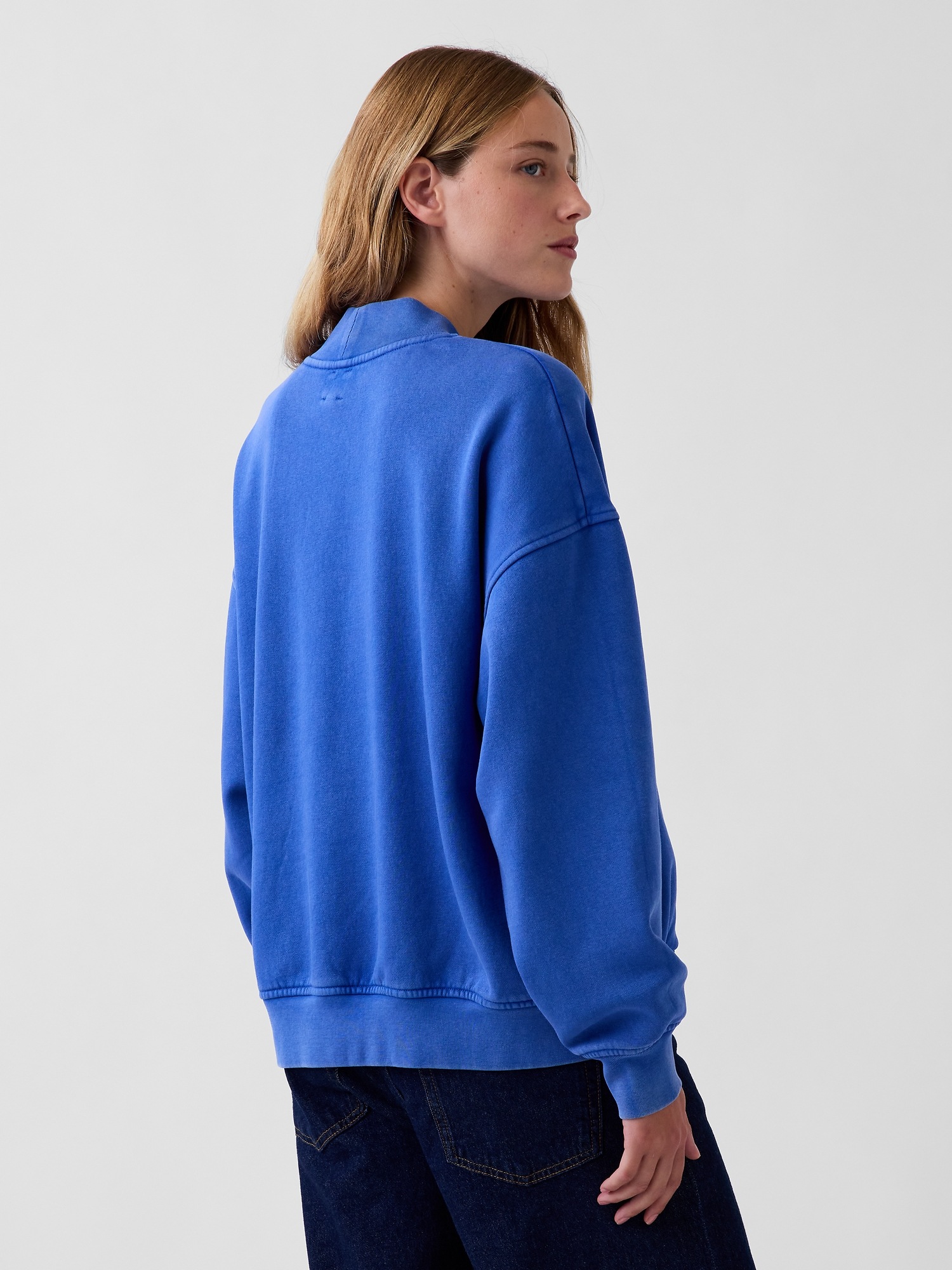 Женский свитшот Gap VintageSoft Oversized Mockneck Logo, цвет: Тёмно-синий, вариант 1 — фото 3