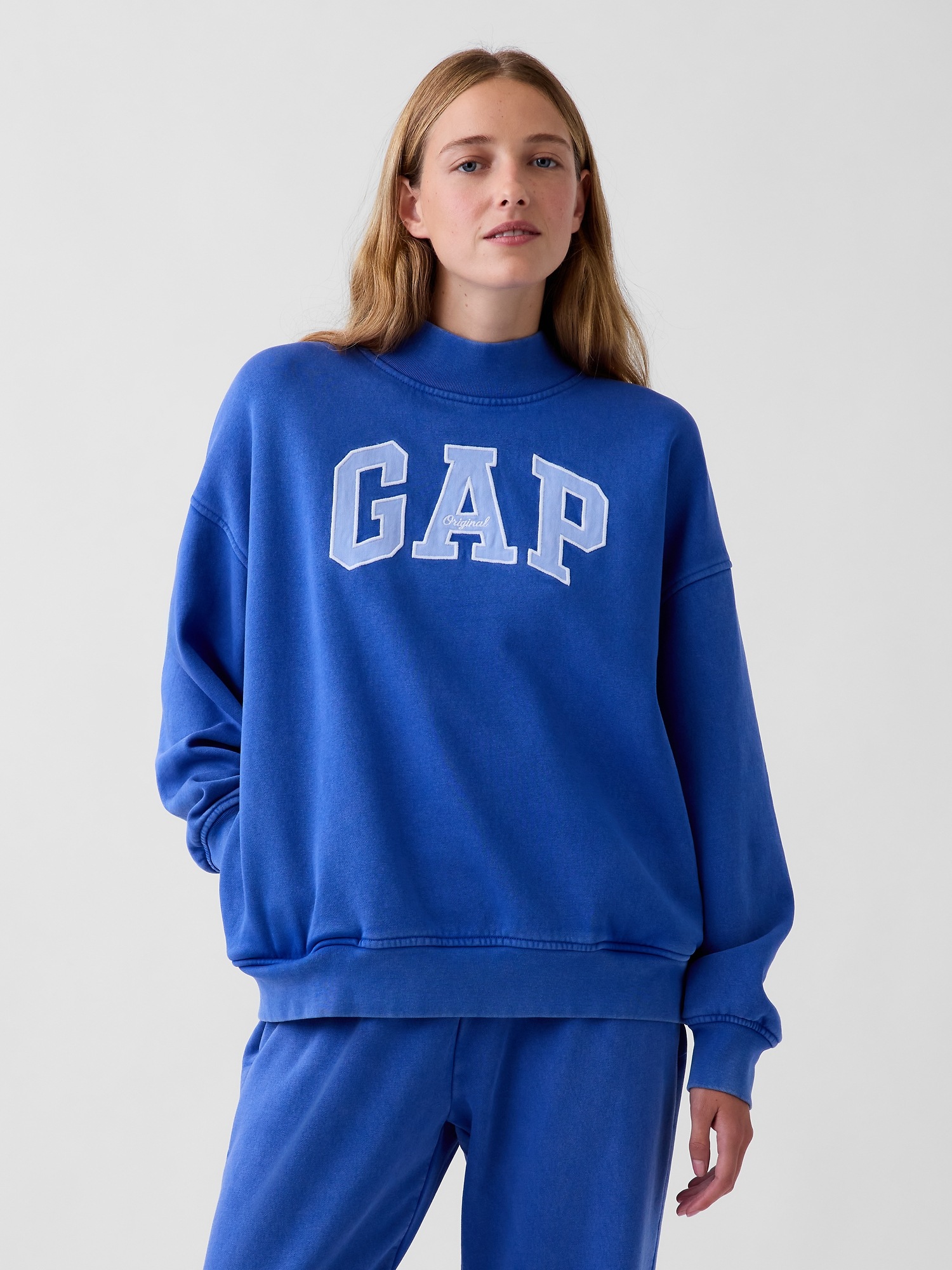 Женский свитшот Gap VintageSoft Oversized Mockneck Logo, цвет: Тёмно-синий, вариант 1 — фото 5