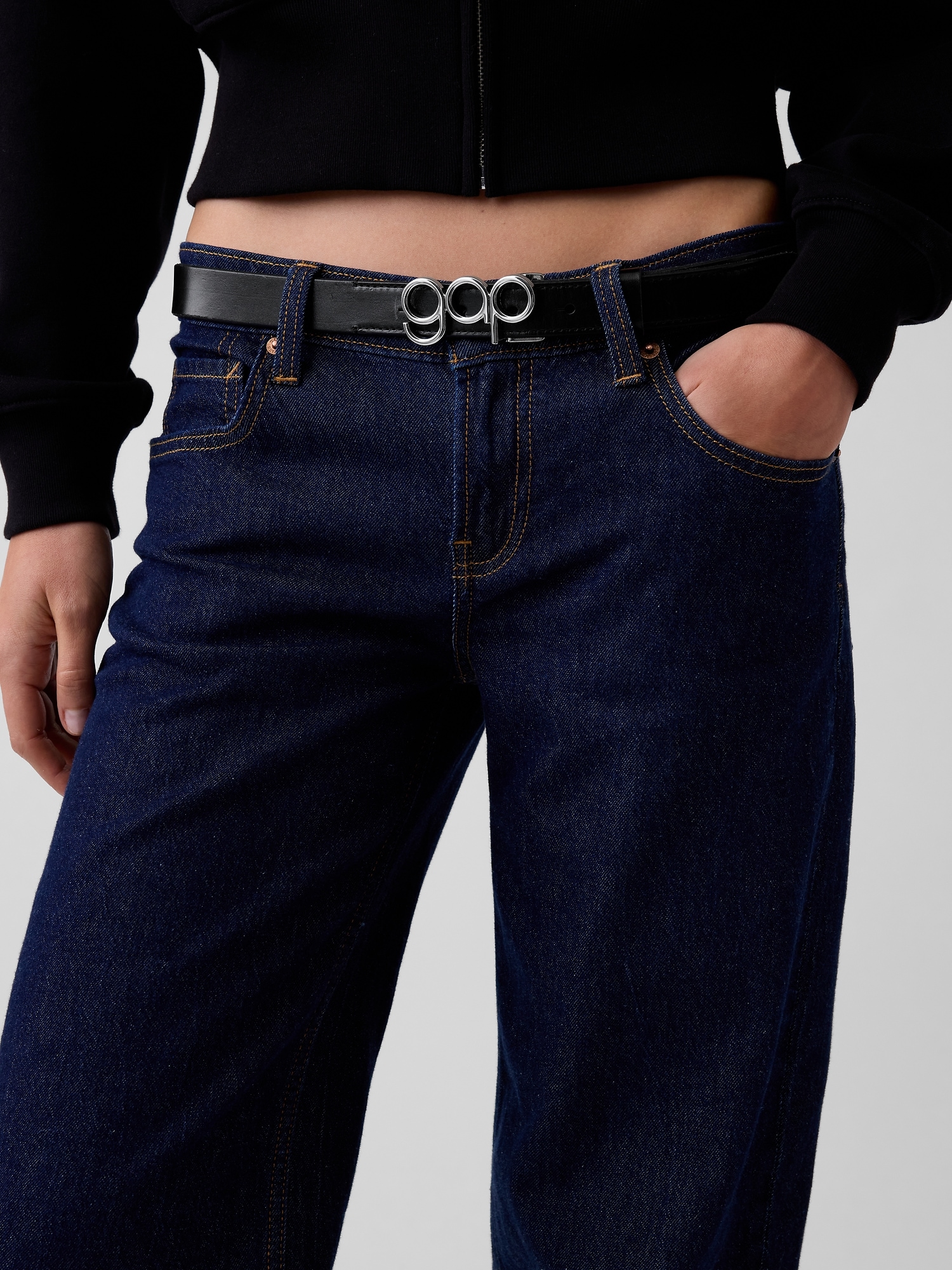 Женский ремень Gap 100% Leather Bubble Logo Belt, цвет: Чёрный — фото 2