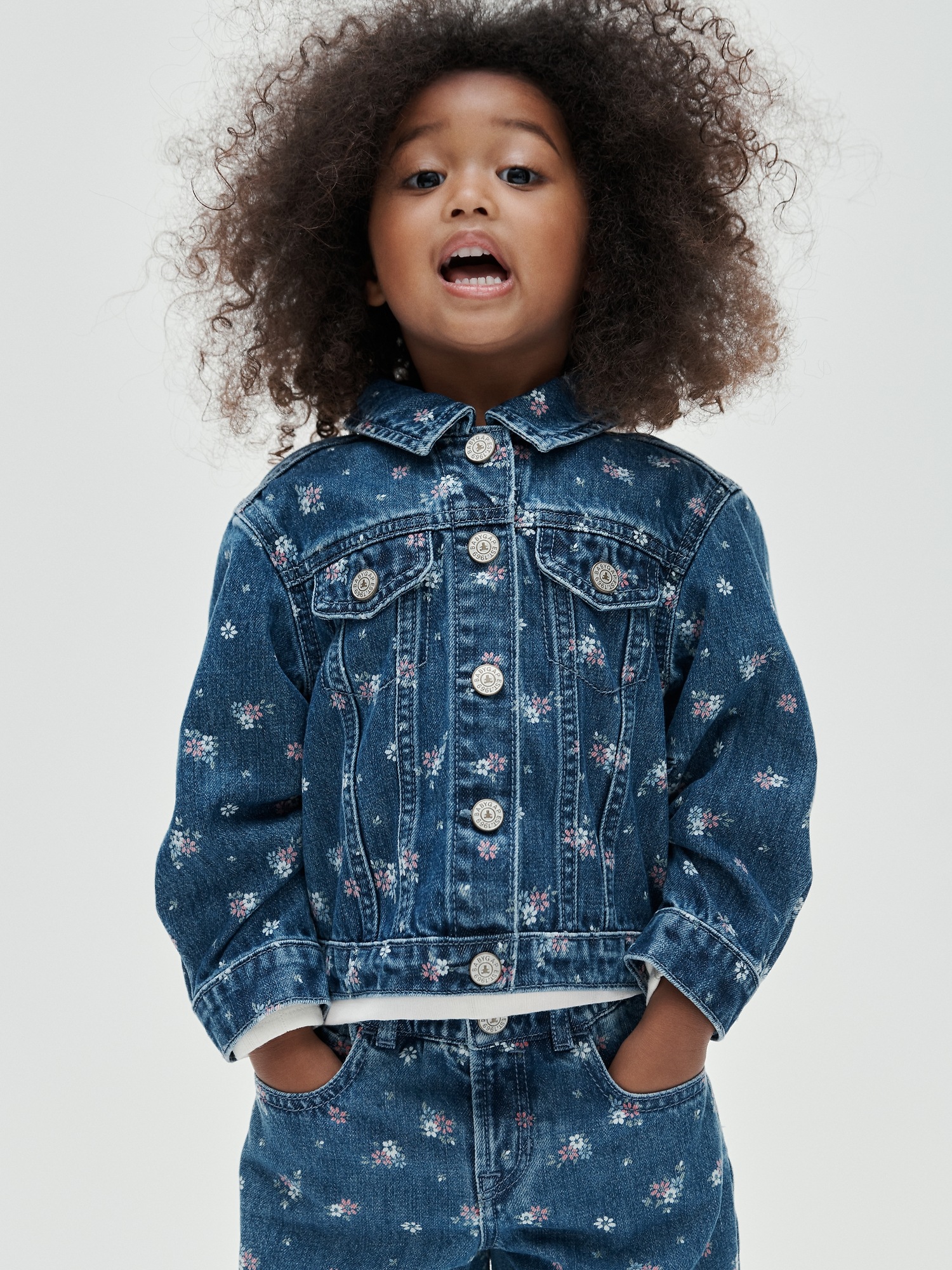 Куртка Gap Heart Denim Jacket для малышей, цвет: Средняя варка, вариант 1 — фото 3