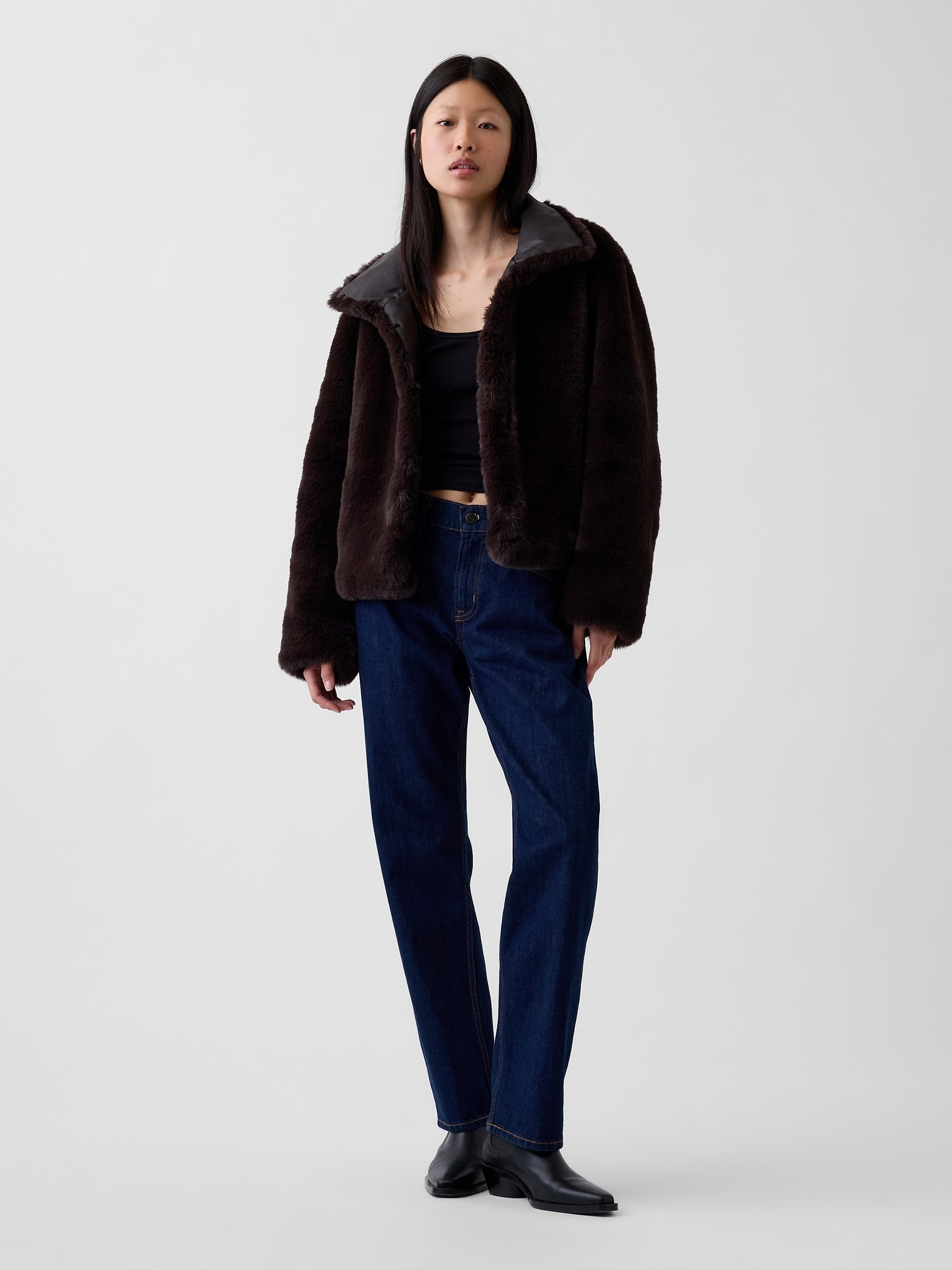 Женская куртка Gap Recycled Faux Fur Crop Jacket, цвет: Коричневый — фото 2